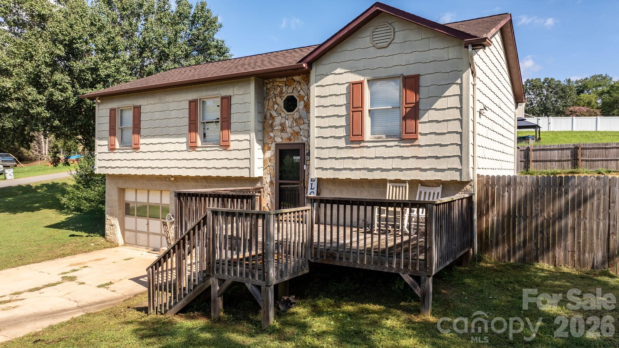 804 Southside Court Property Photo 1