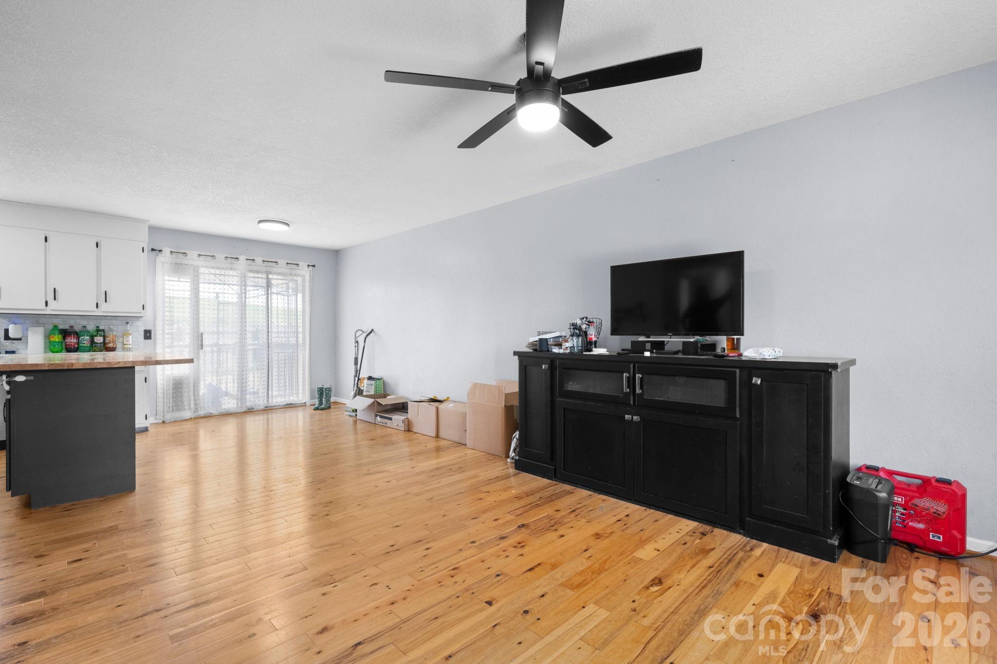 804 Southside Court Property Photo 3