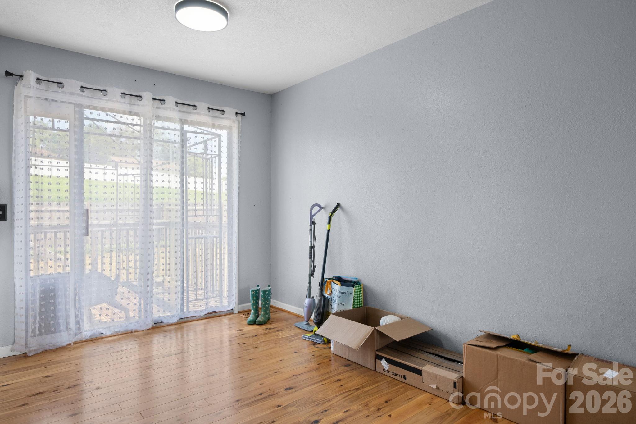 804 Southside Court Property Photo 9