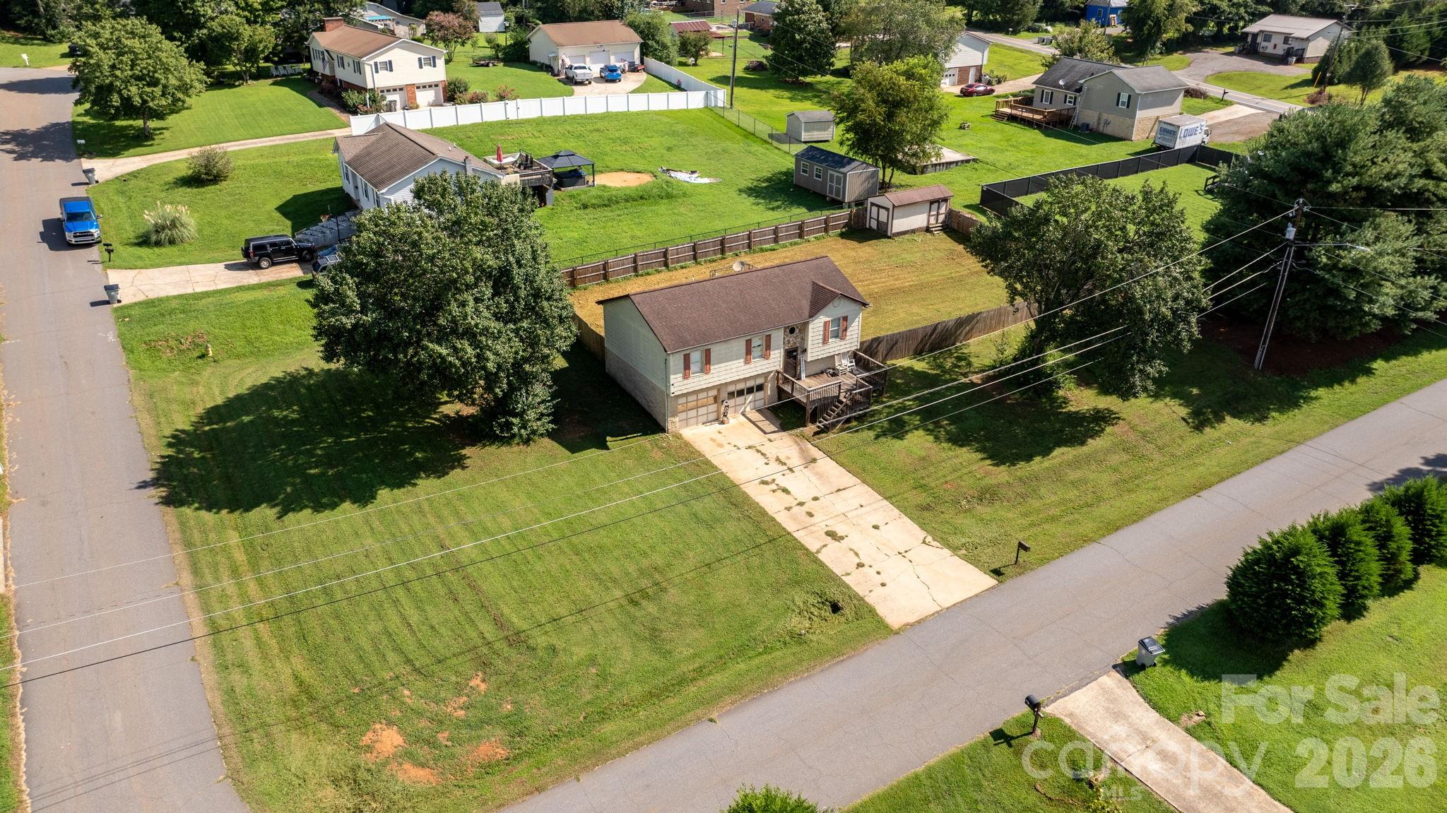804 Southside Court Property Photo 33