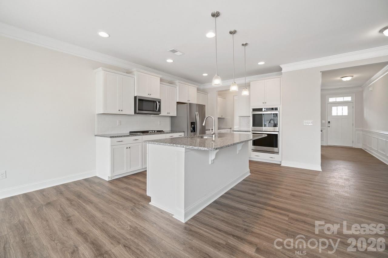 1024 Arbury Way Property Photo 8