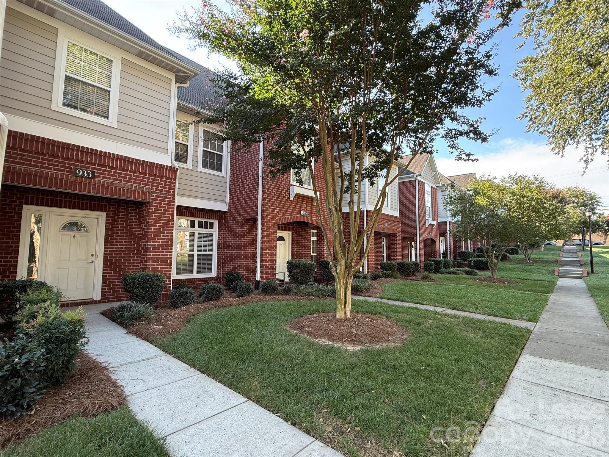 933 Central Park Circle Property Photo 2