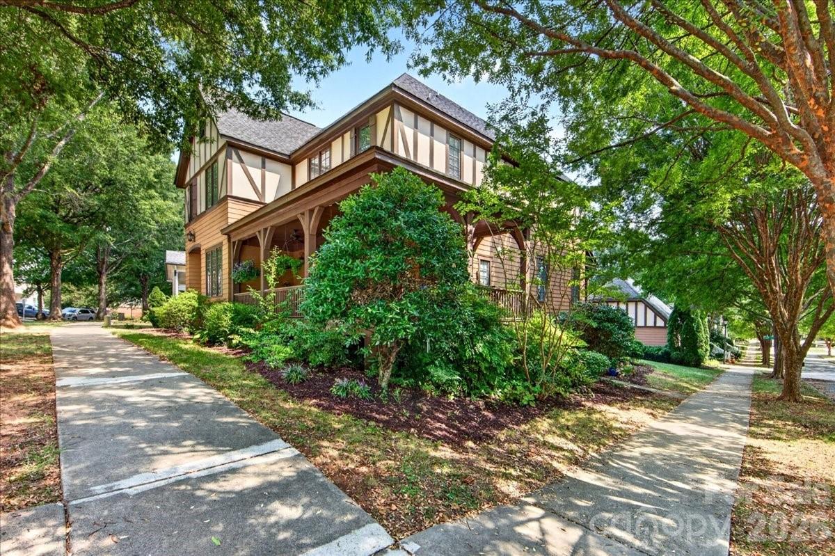 2049 Lexington Street Property Photo 2