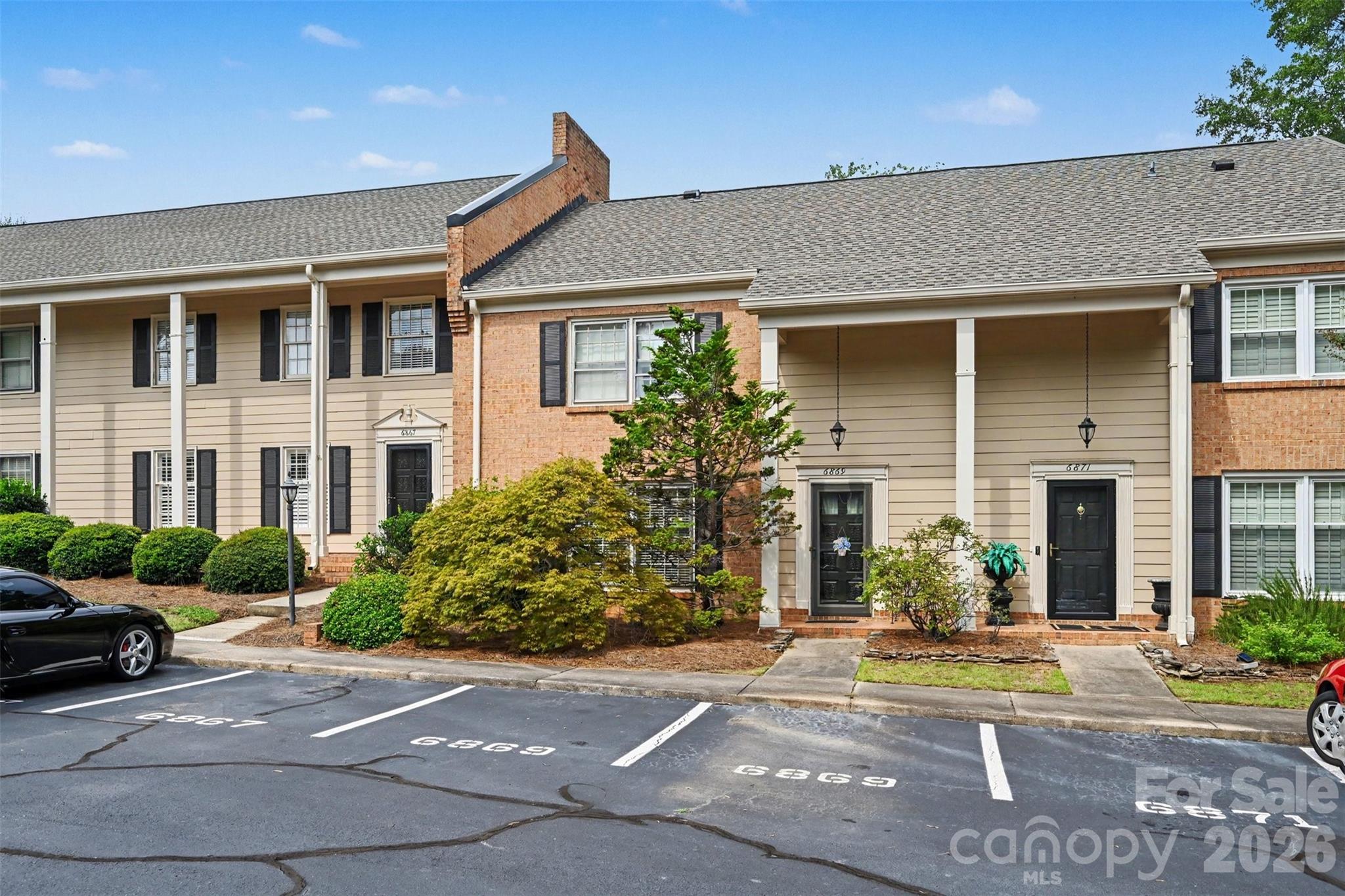 6869 Dumbarton Drive Property Photo 3