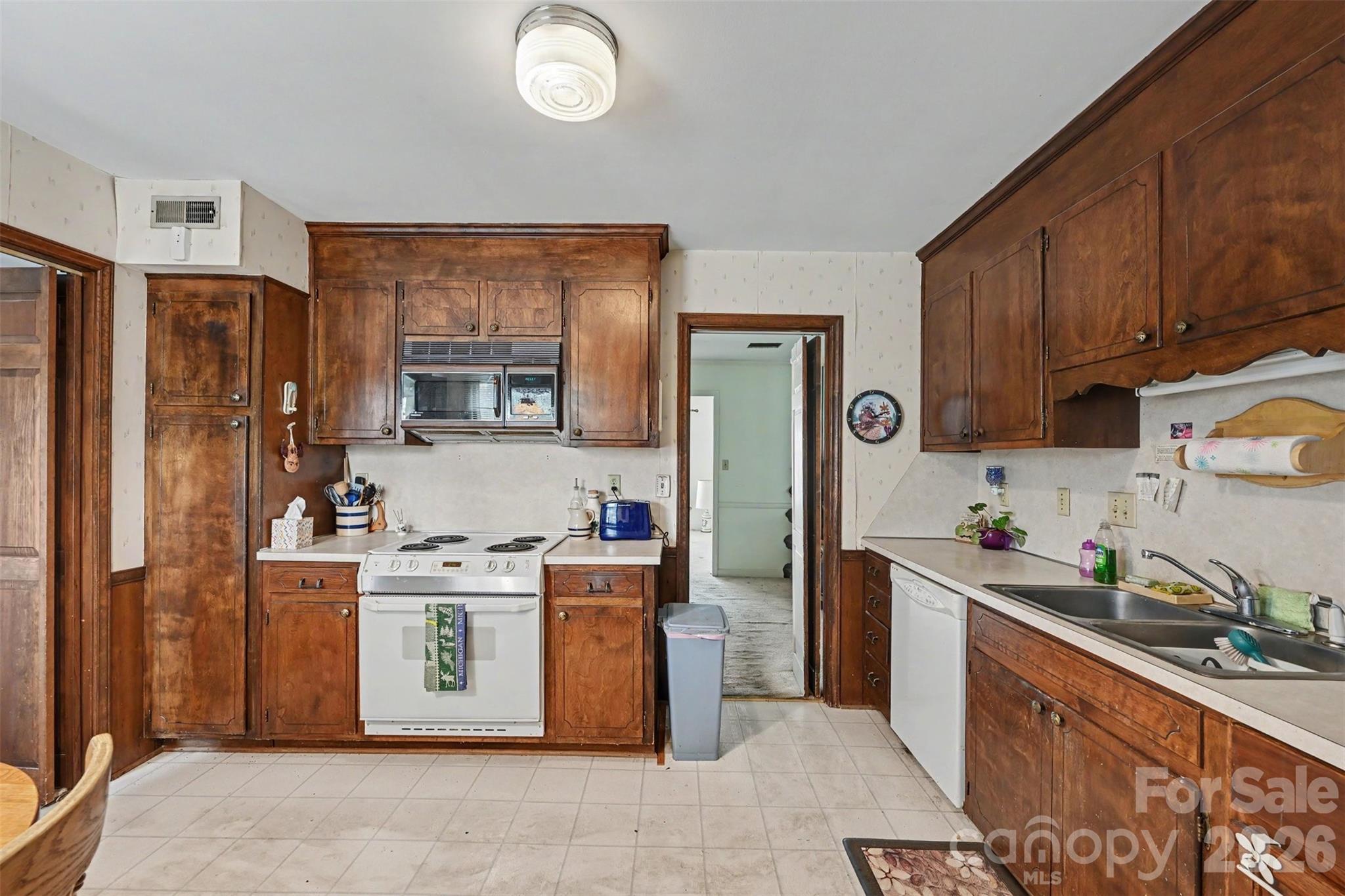 6869 Dumbarton Drive Property Photo 13