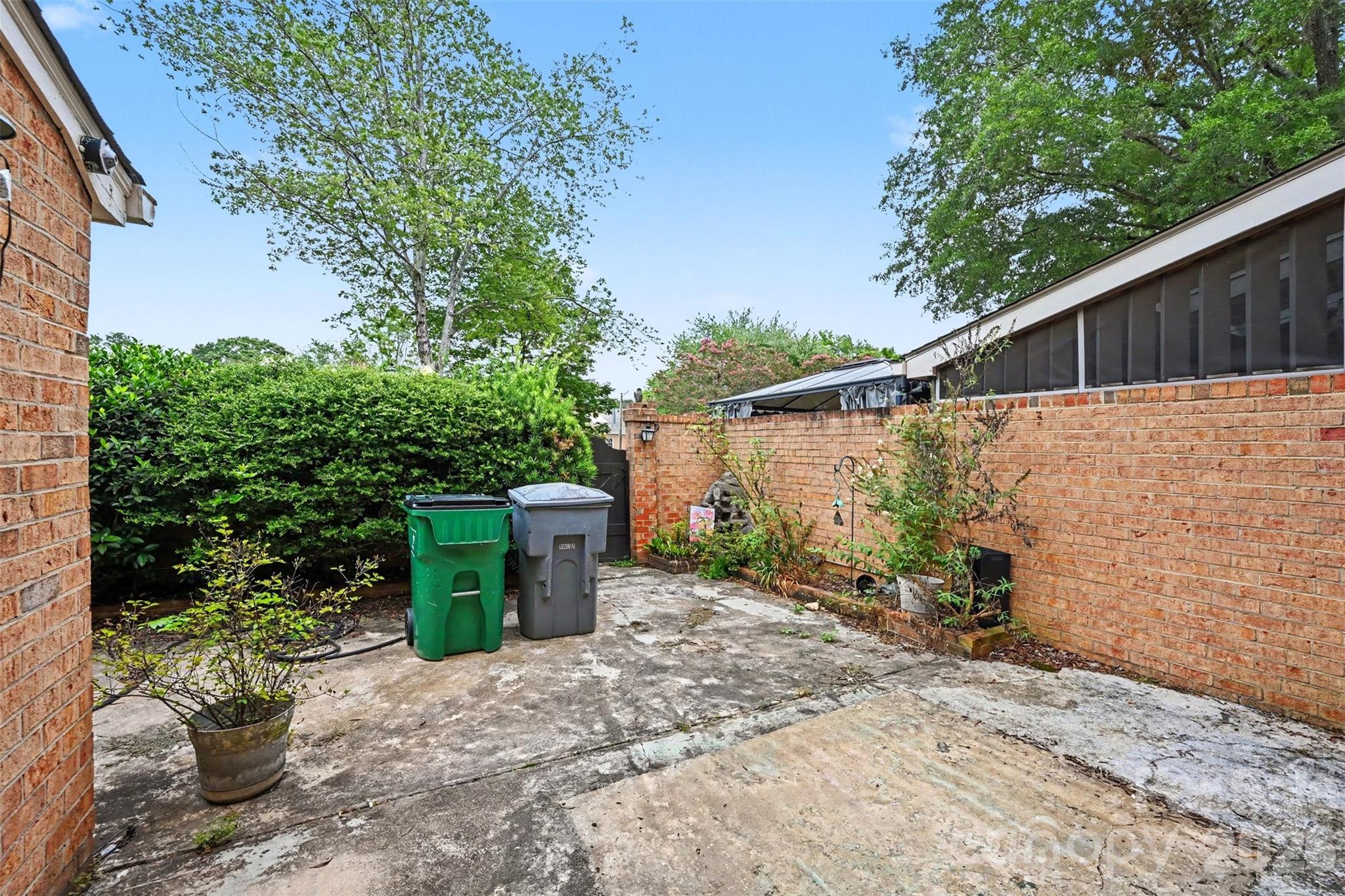 6869 Dumbarton Drive Property Photo 18