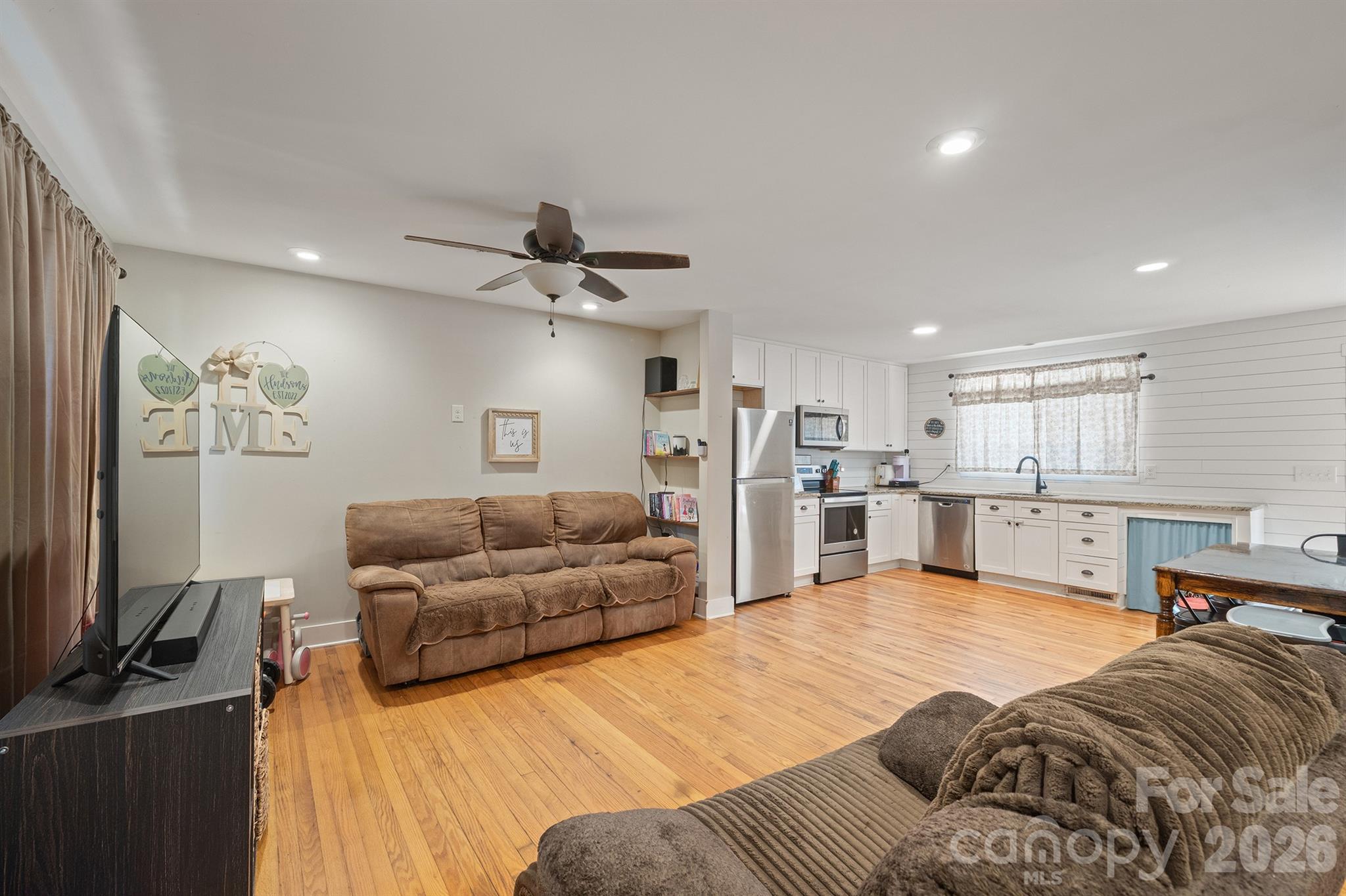 607 E 17th Street Property Photo 6