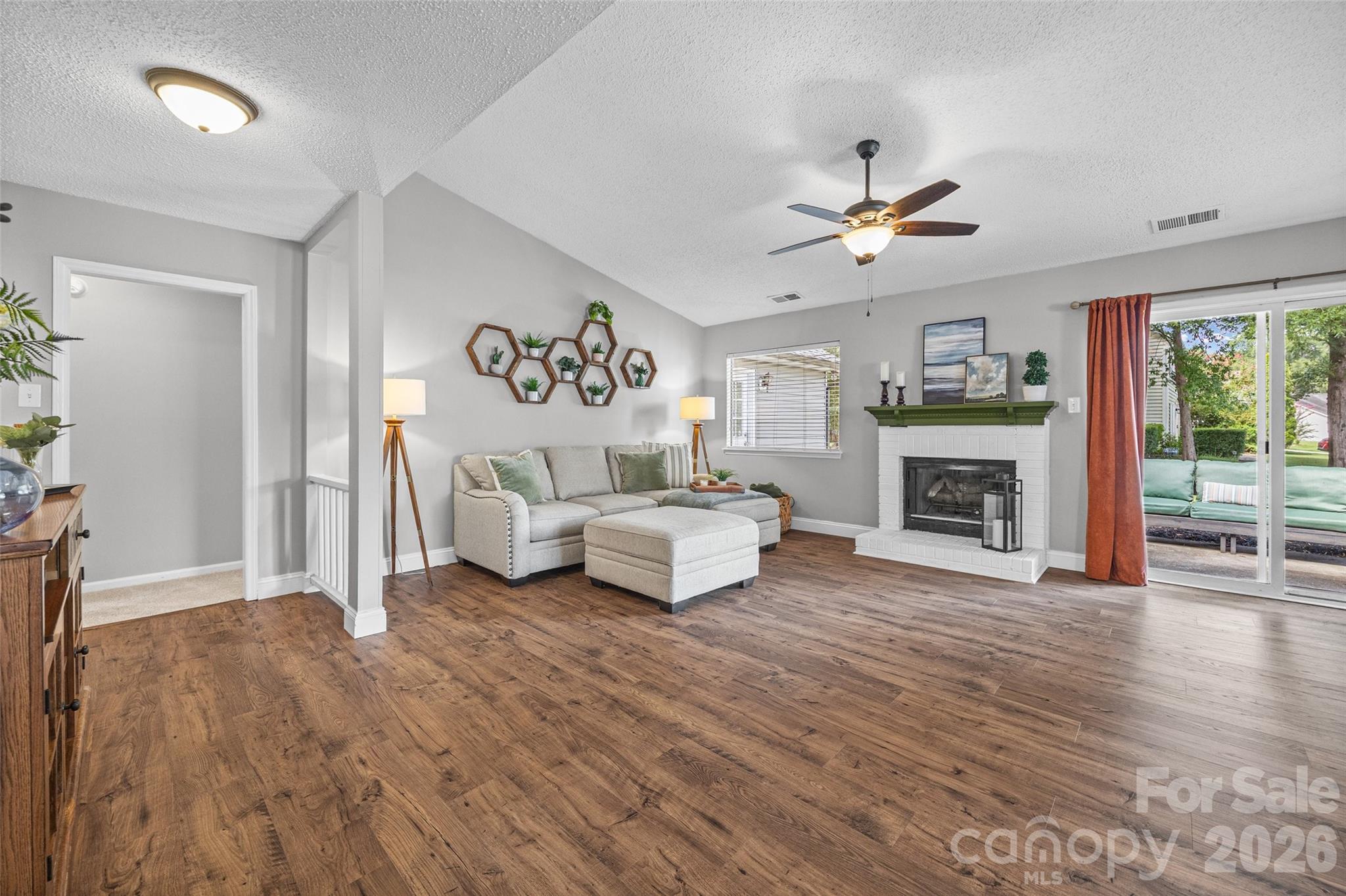 1508 Fieldcrest Circle Property Photo 4