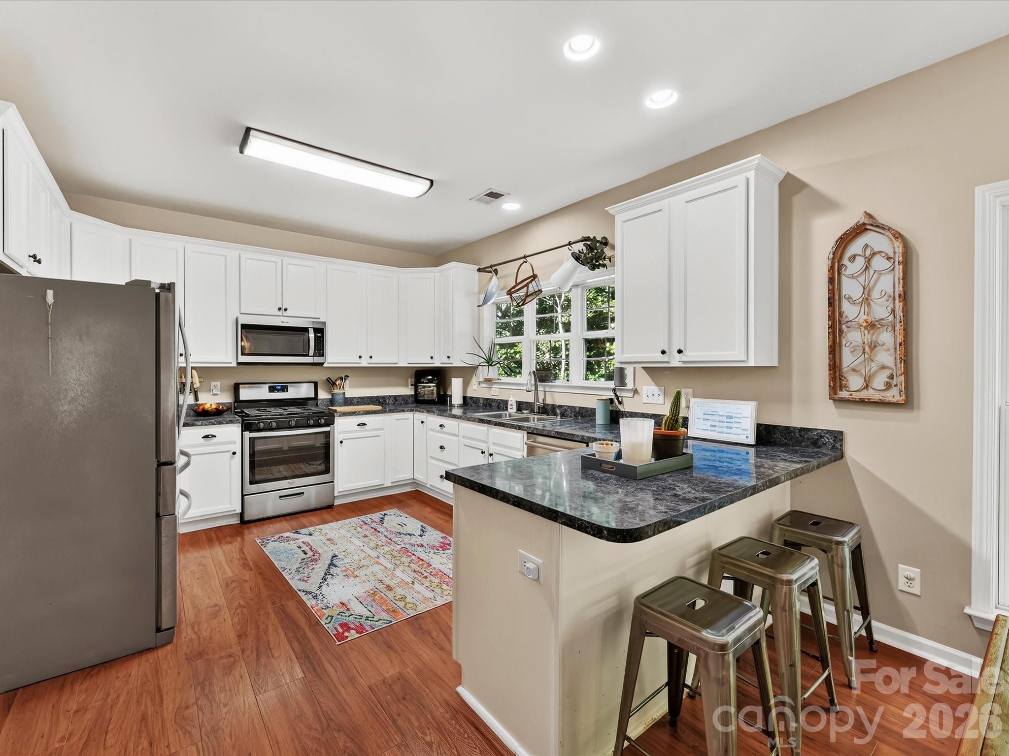 150 W Cavendish Drive Property Photo 4