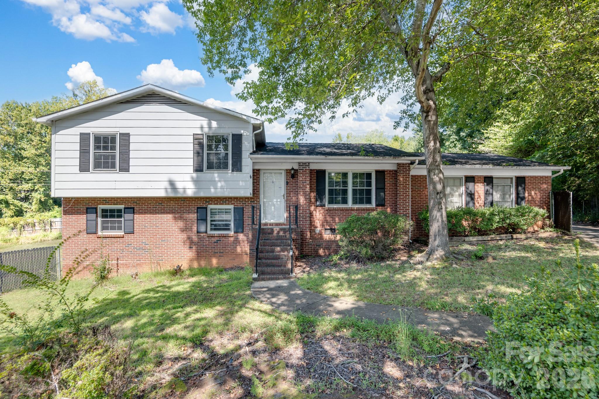 2116 Deepwood Court Property Photo 1