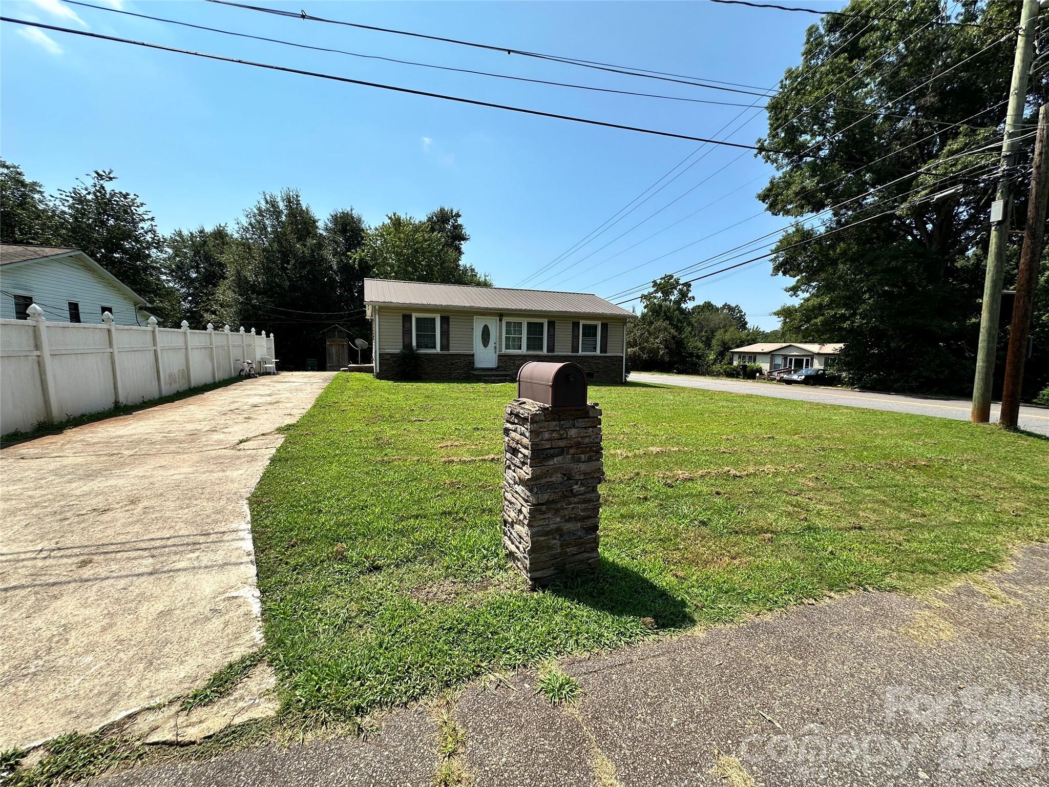 601 E Saunders Avenue Property Photo 2