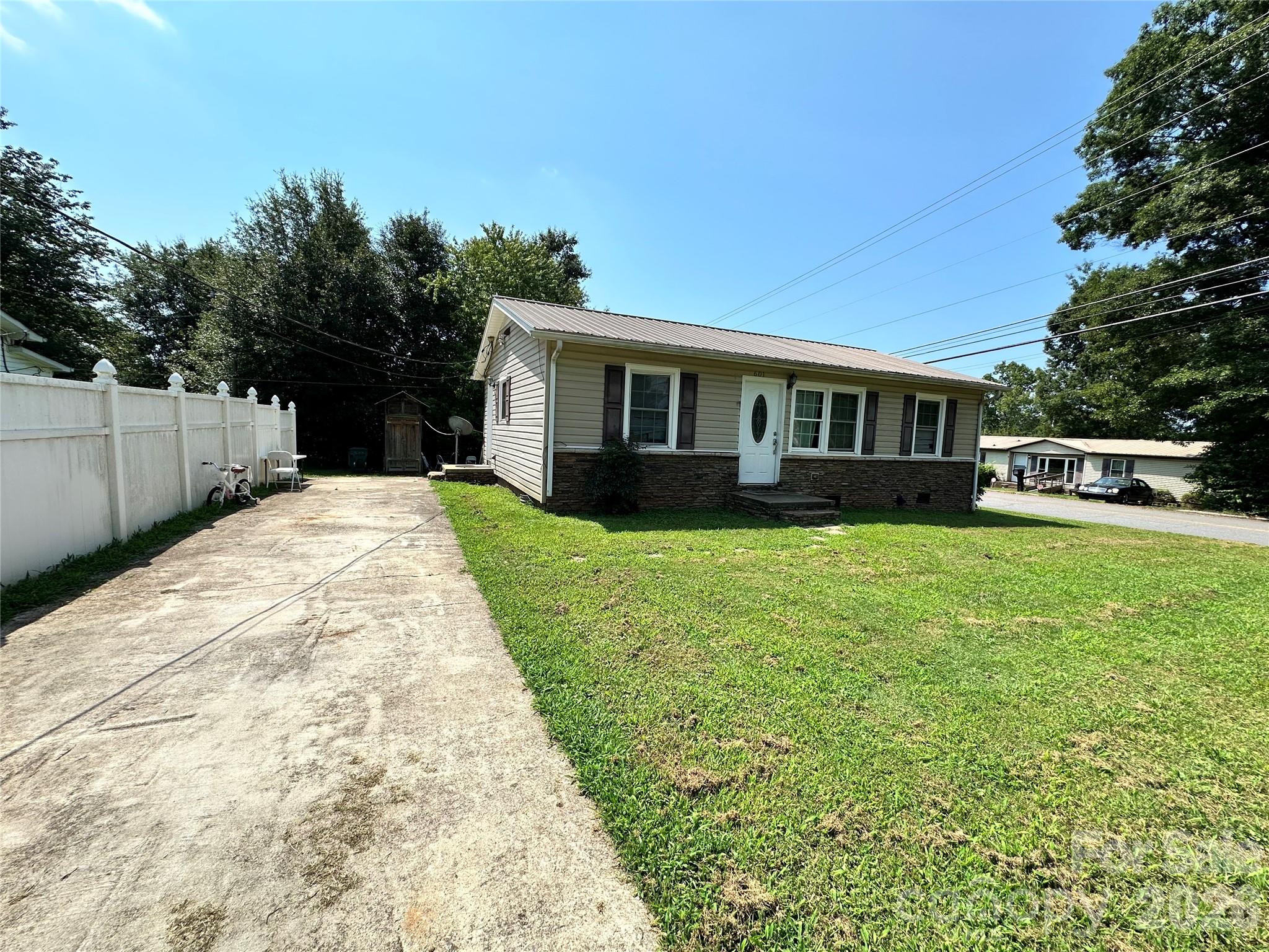601 E Saunders Avenue Property Photo 3