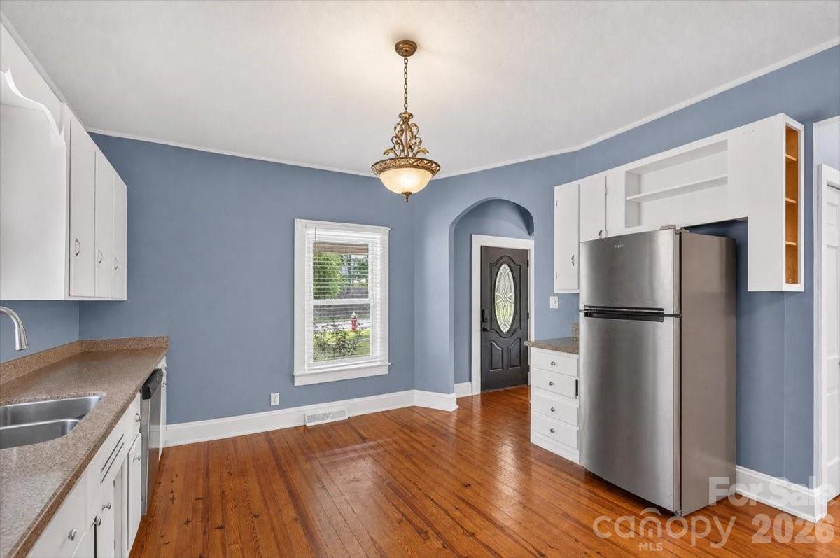 619 N Mountain Street Property Photo 8