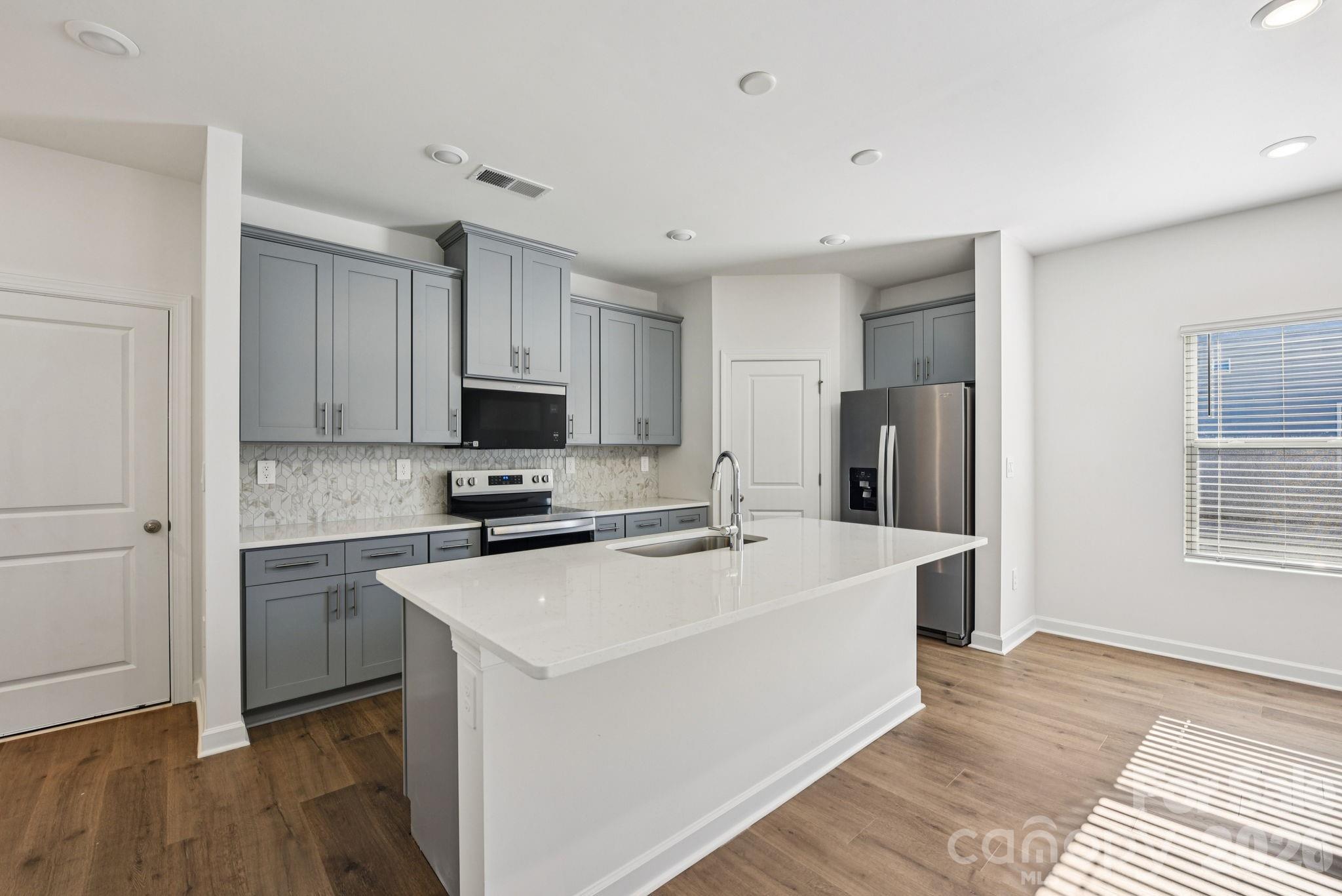 7280 Yardley Street Property Photo 8