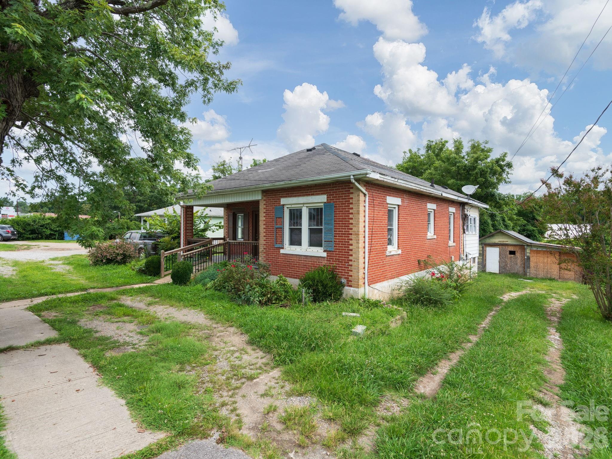2652 Hendersonville Road Property Photo 8