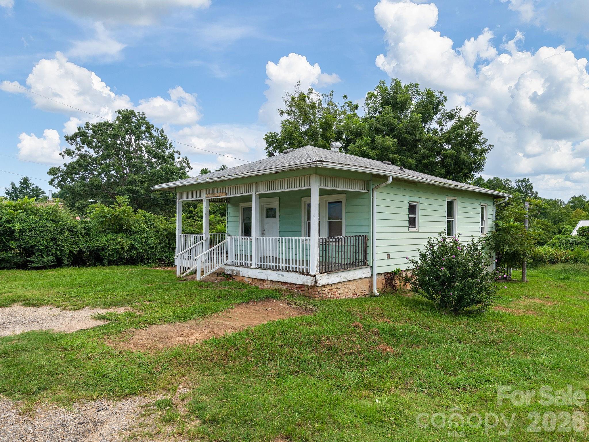 2652 Hendersonville Road Property Photo 10