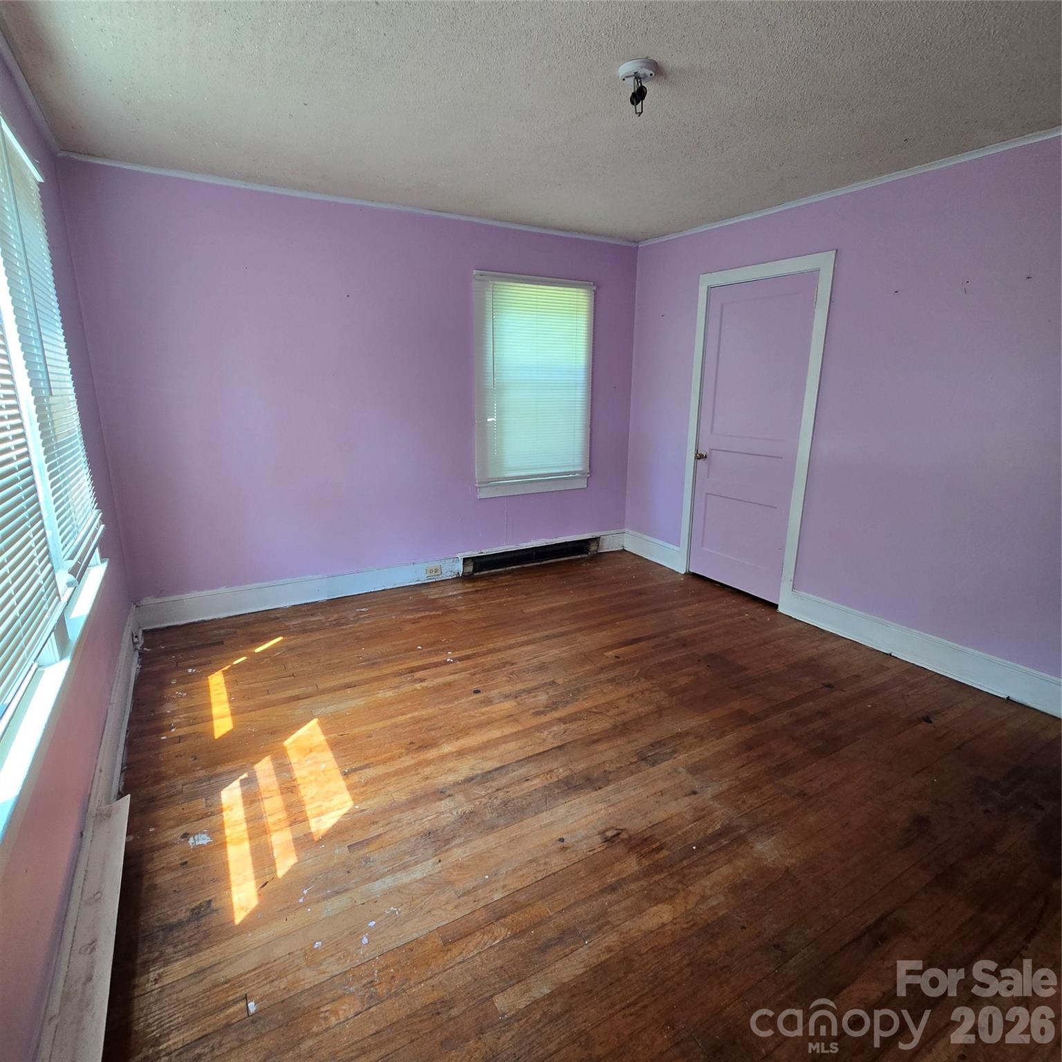 230 W Presnell Street Property Photo 6