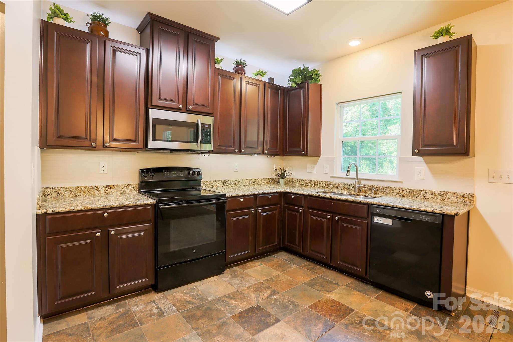 7532 W Berkeley Road Property Photo 12