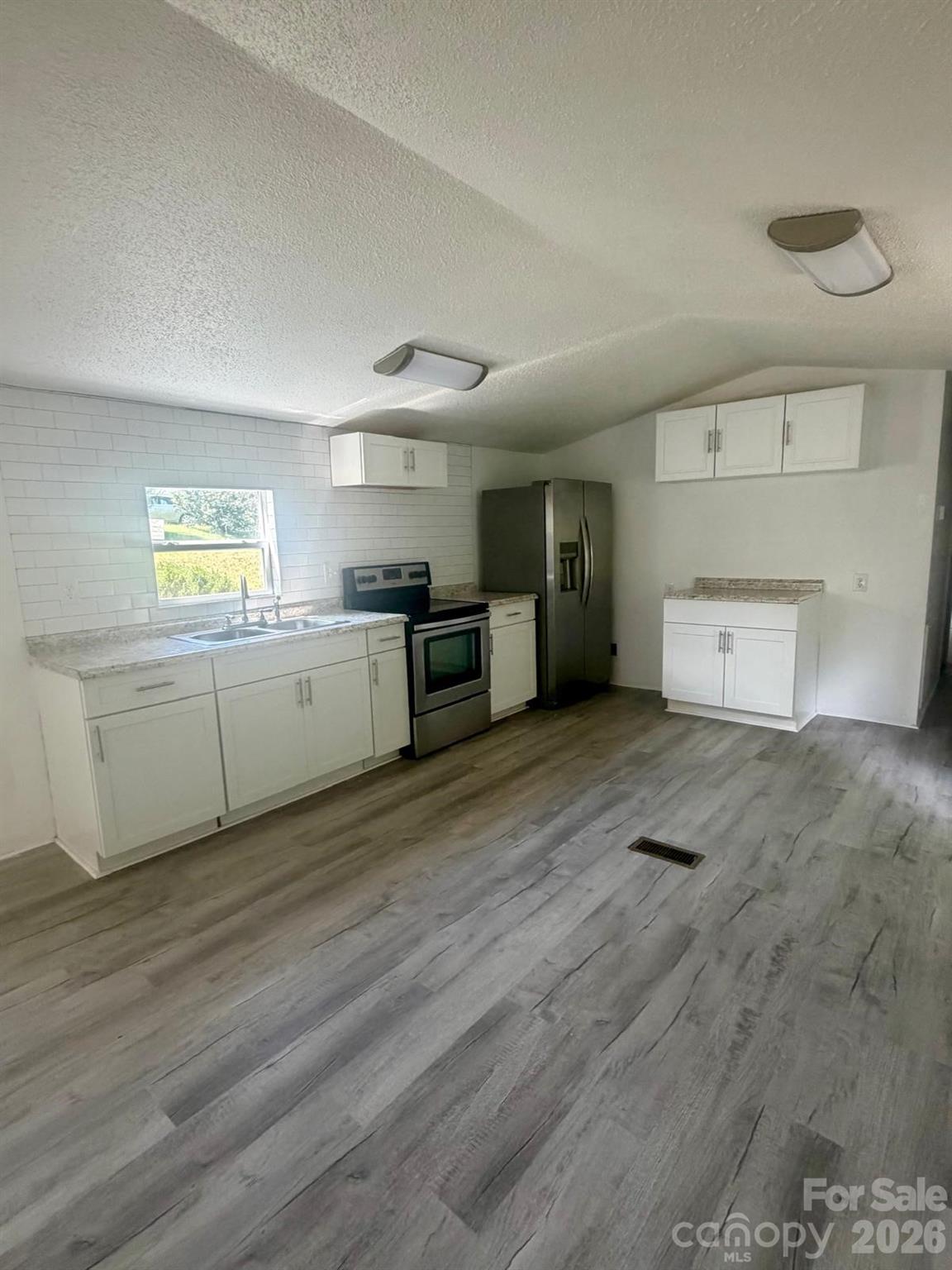 111 Cloverleaf Drive Property Photo 4