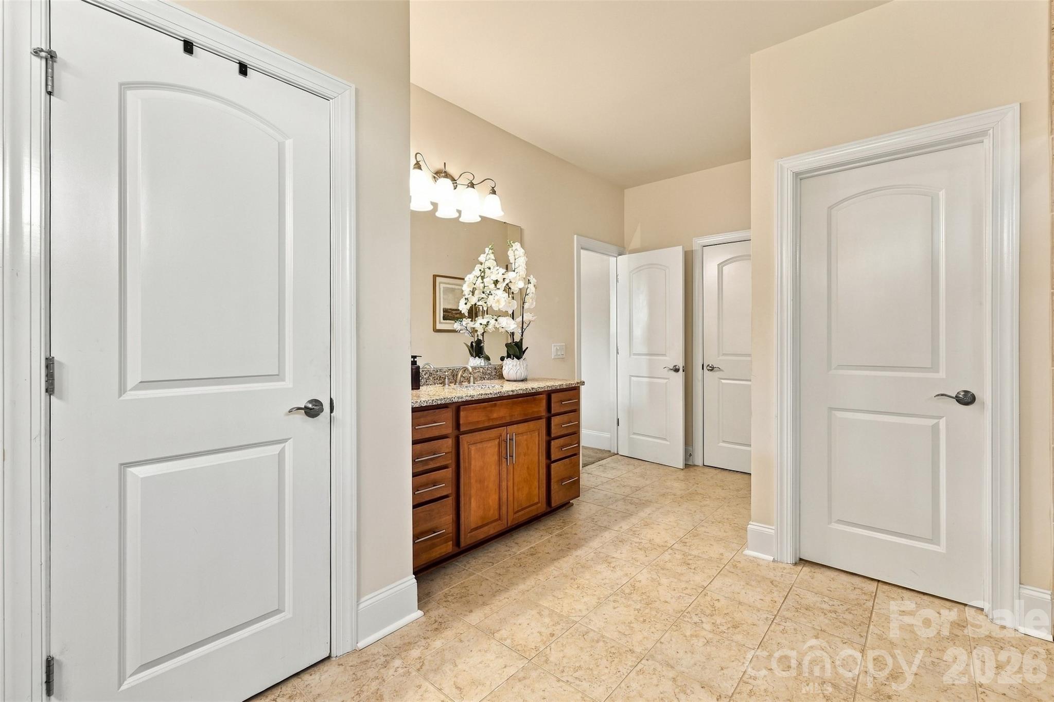 530 Vine Street Property Photo 27