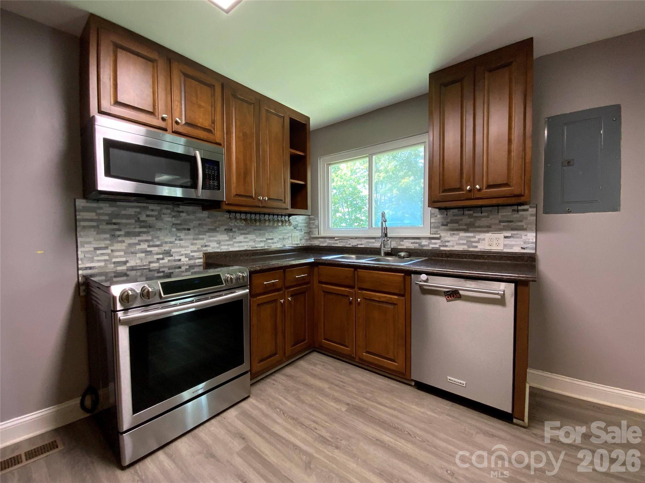325 Glenwood Drive Property Photo 4