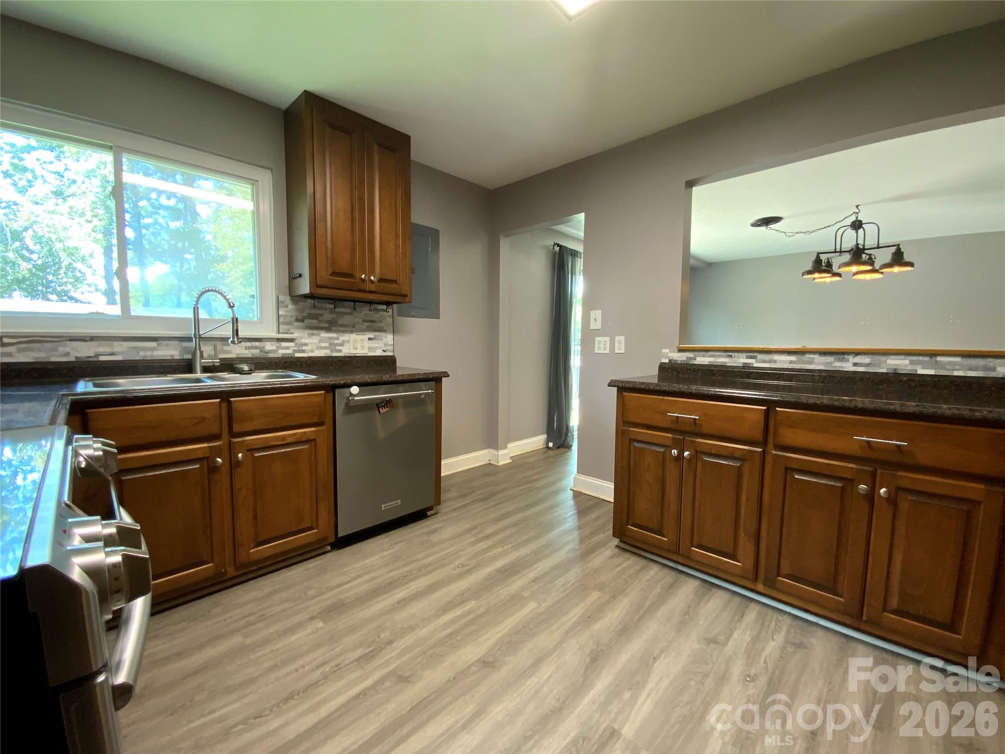 325 Glenwood Drive Property Photo 5