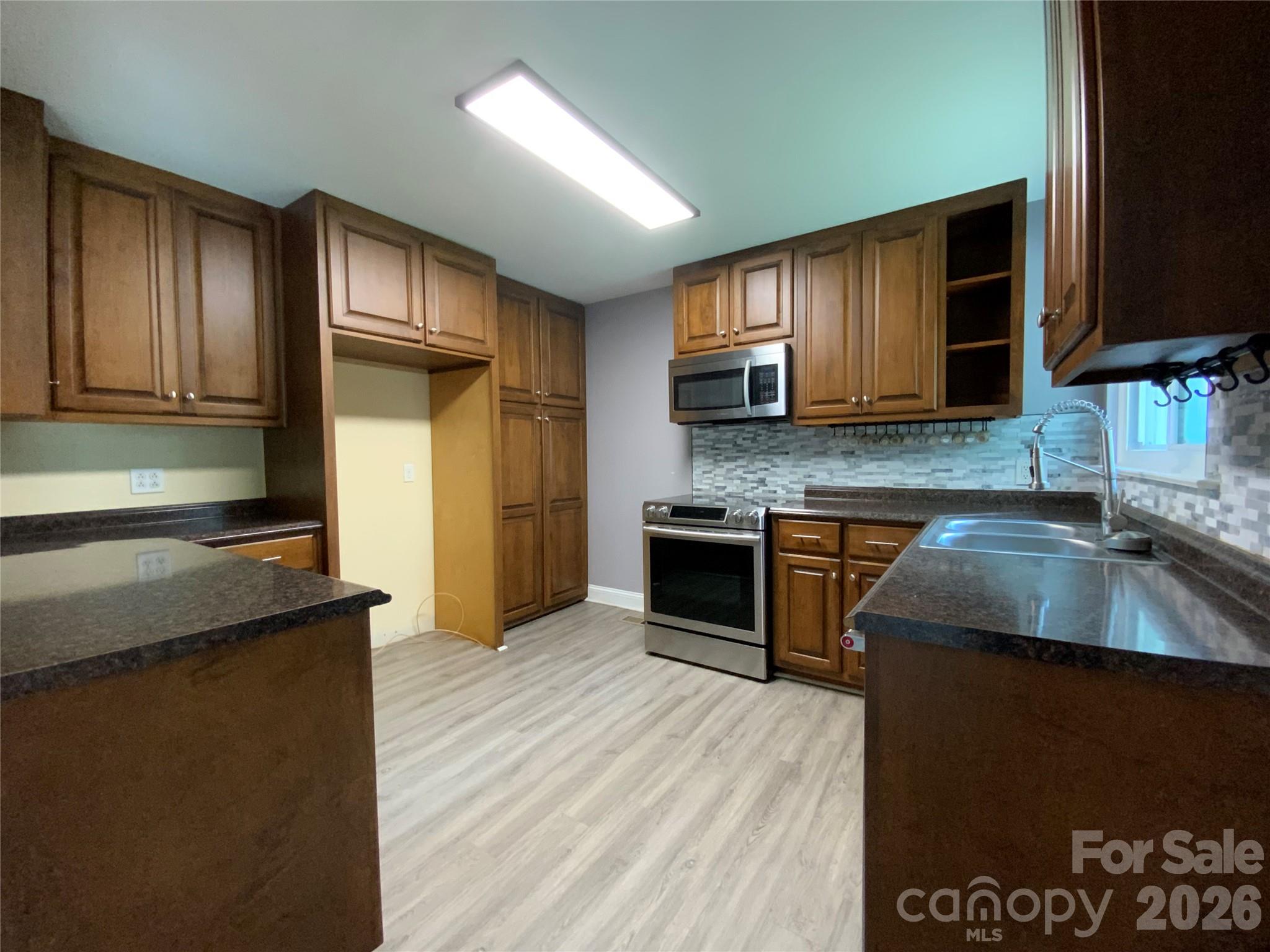 325 Glenwood Drive Property Photo 6