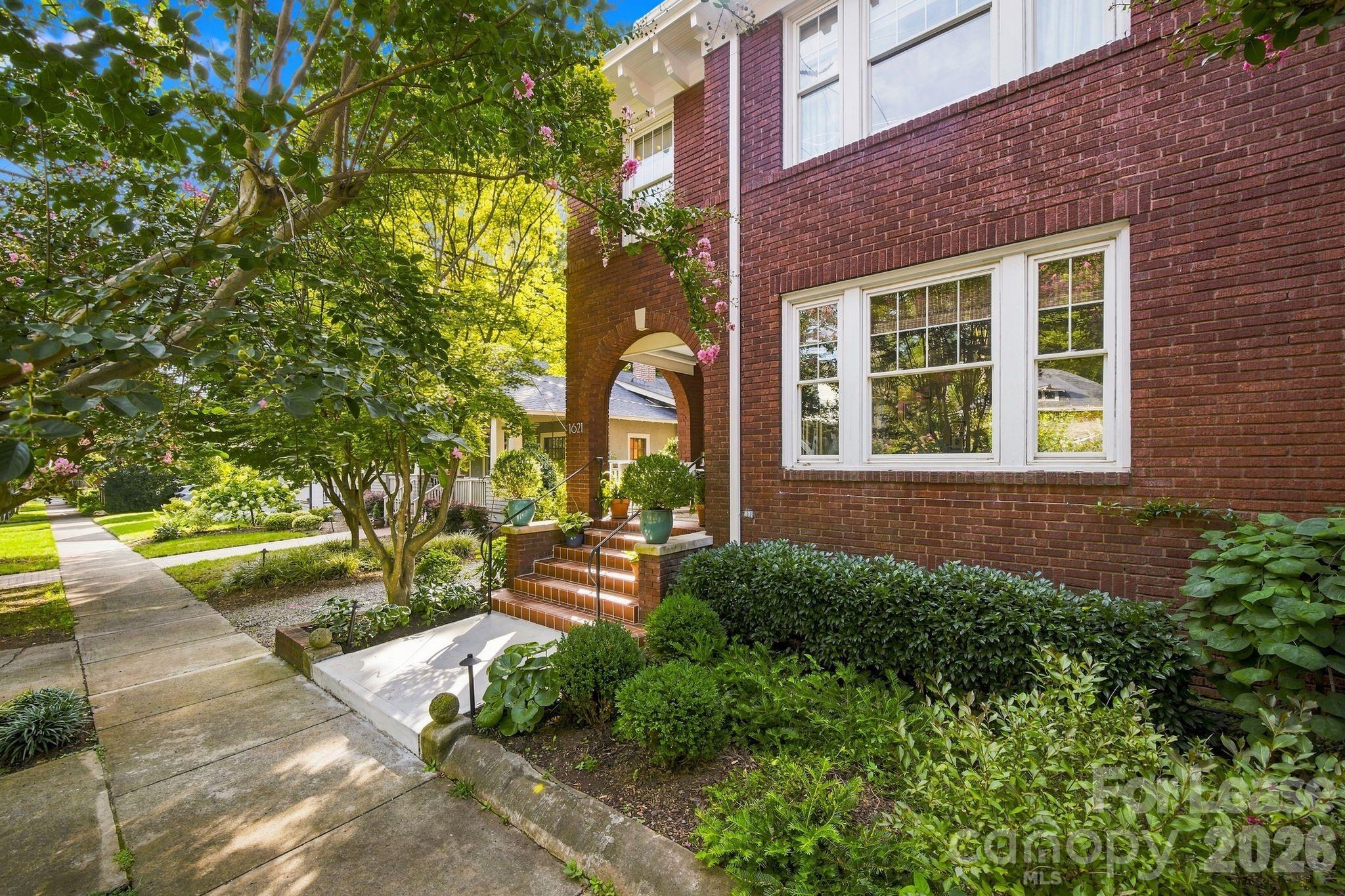 1621 Lyndhurst Avenue Property Photo 2