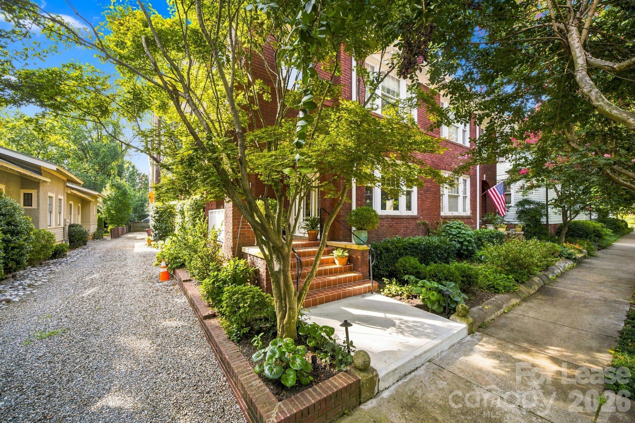 1621 Lyndhurst Avenue Property Photo 3