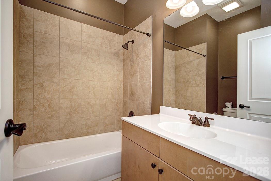 100 N Laurel Avenue 108 Property Photo 9
