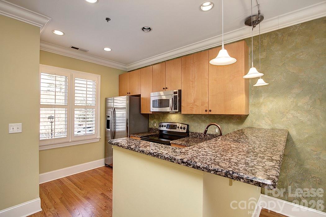 100 N Laurel Avenue 108 Property Photo 10