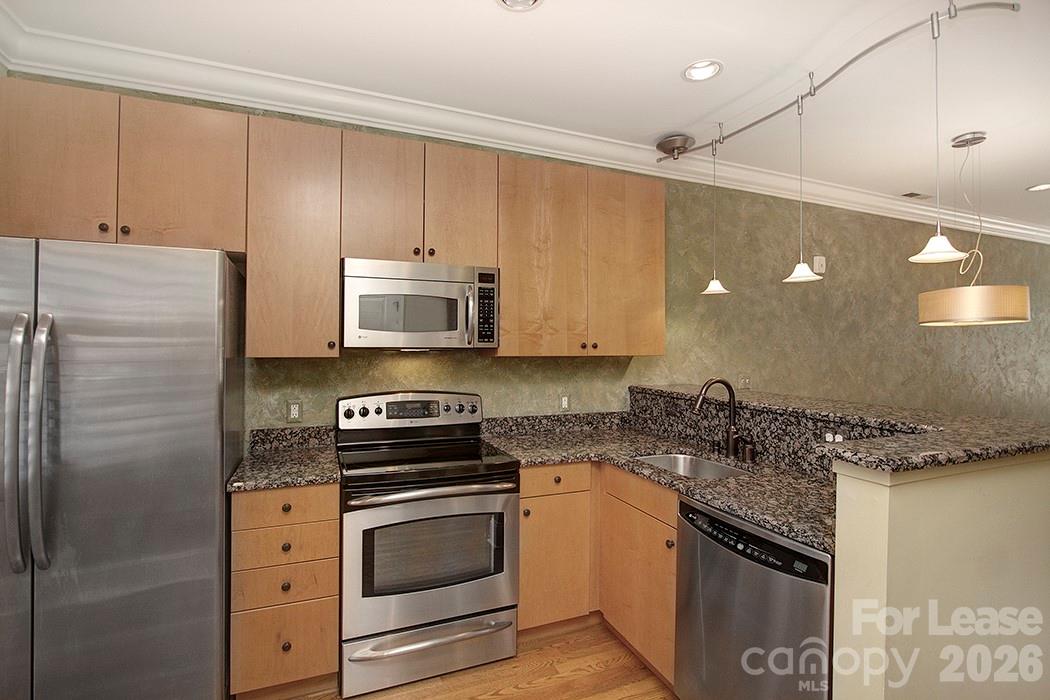 100 N Laurel Avenue 108 Property Photo 11