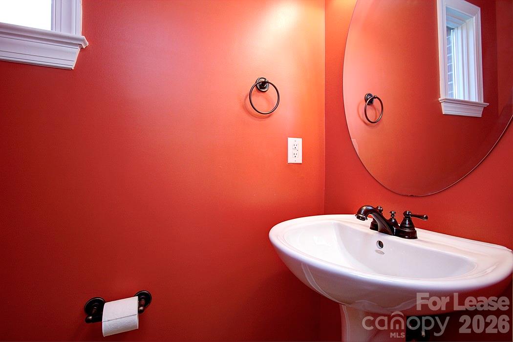 100 N Laurel Avenue 108 Property Photo 16