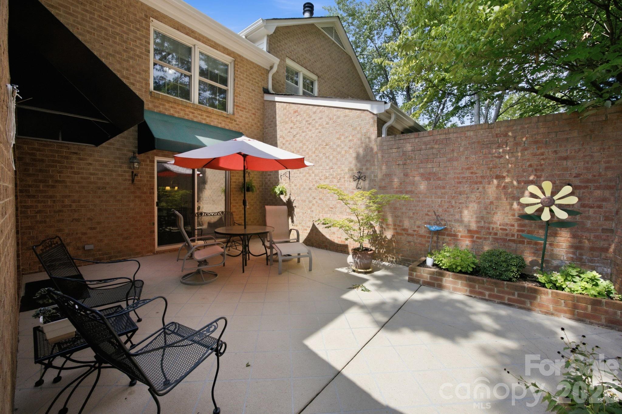 6836 Dumbarton Drive Property Photo 2