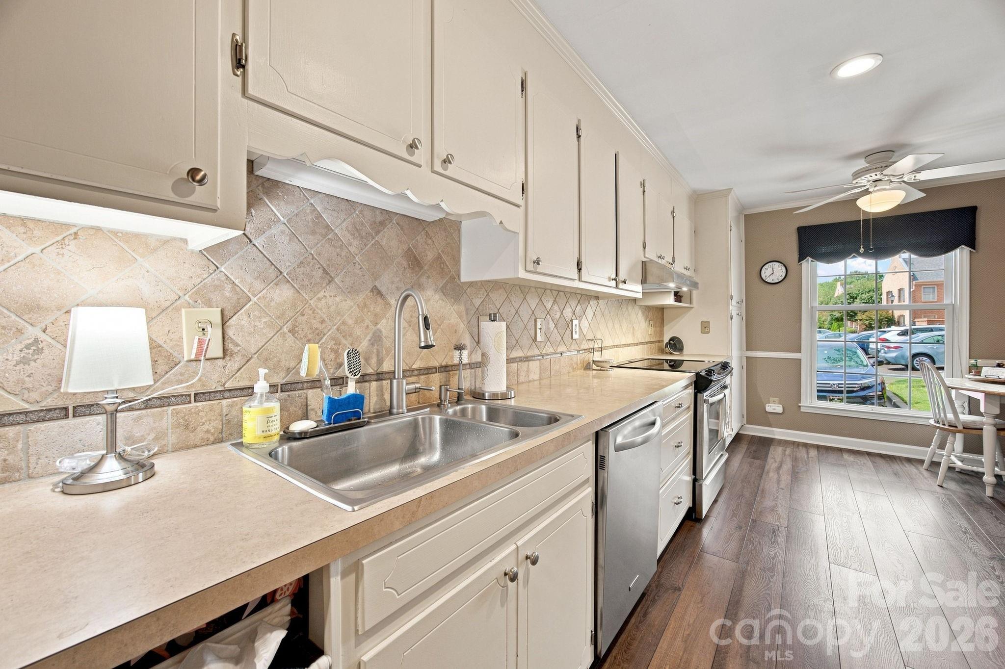 6836 Dumbarton Drive Property Photo 8