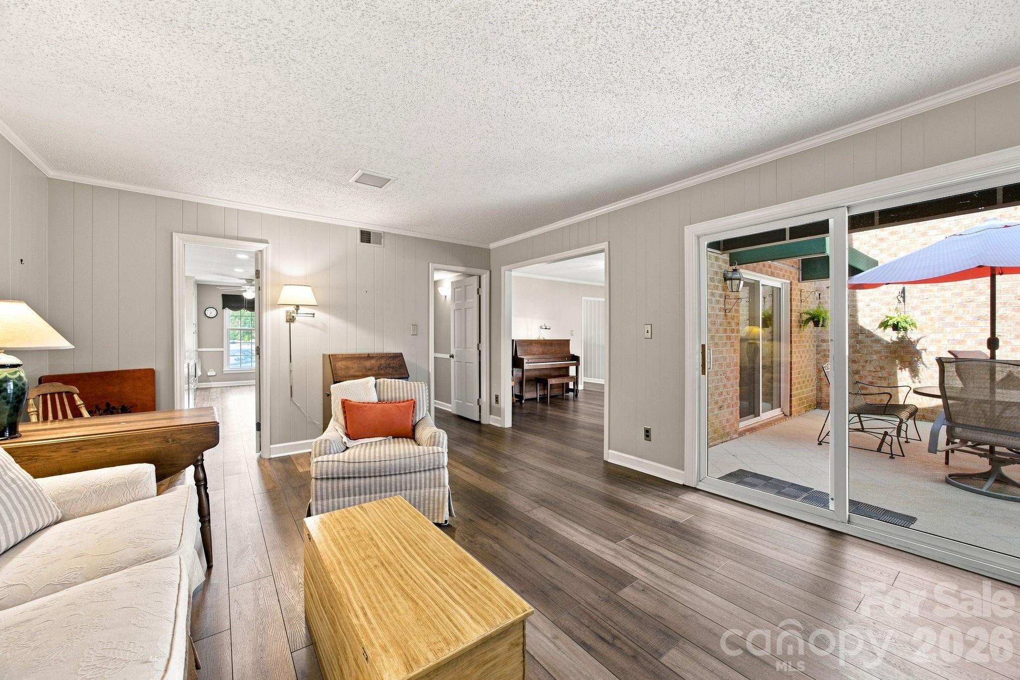 6836 Dumbarton Drive Property Photo 12