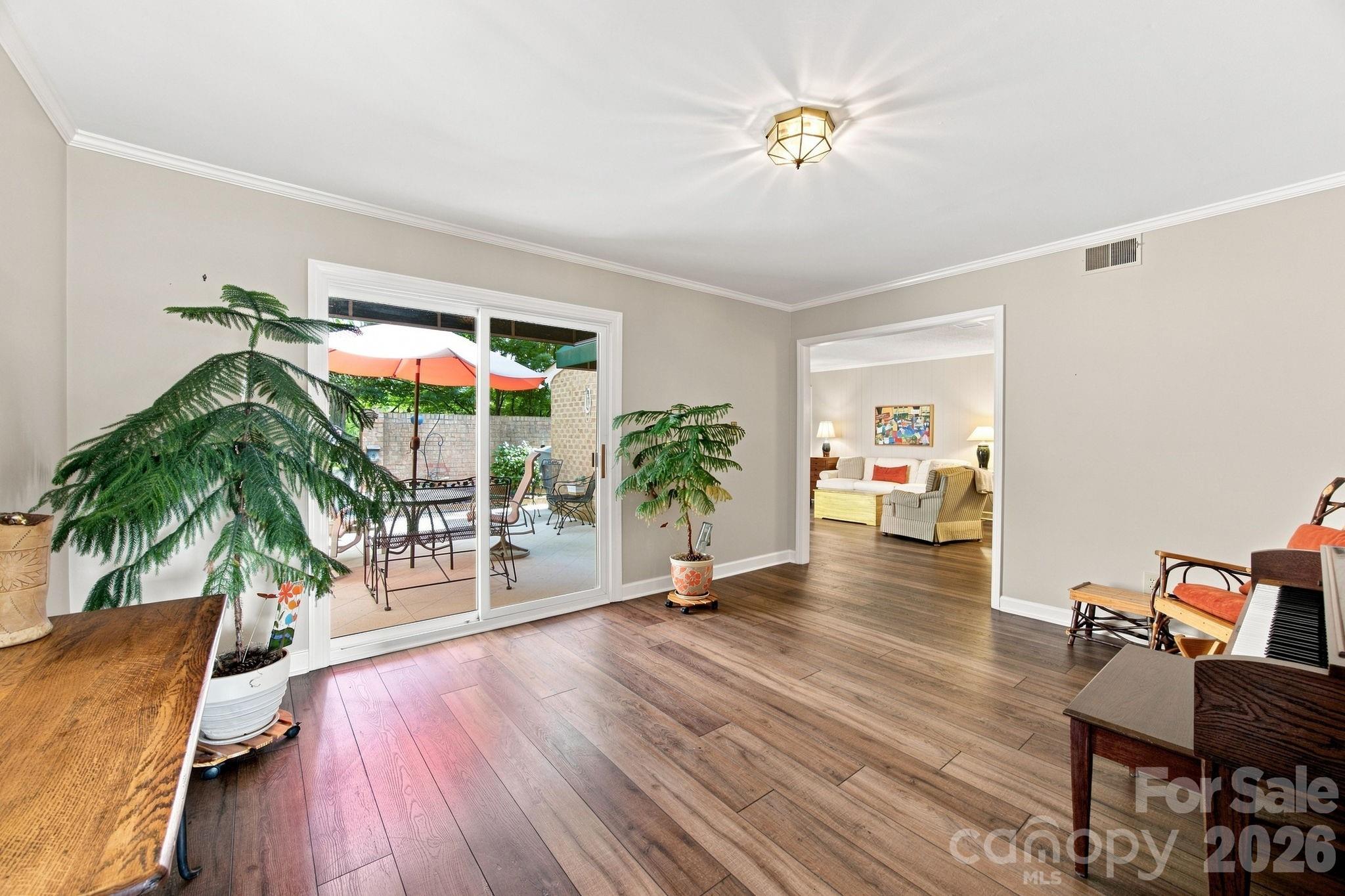 6836 Dumbarton Drive Property Photo 15