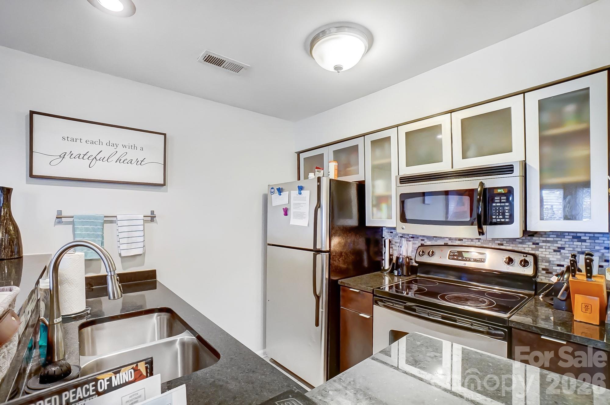 529 N Graham Street 2i Property Photo 6
