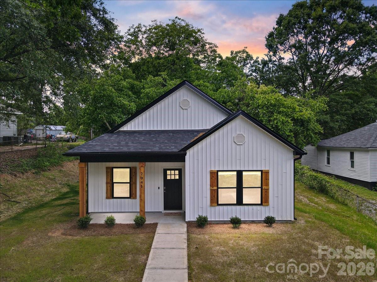 2041 S Pine Drive Property Photo 1