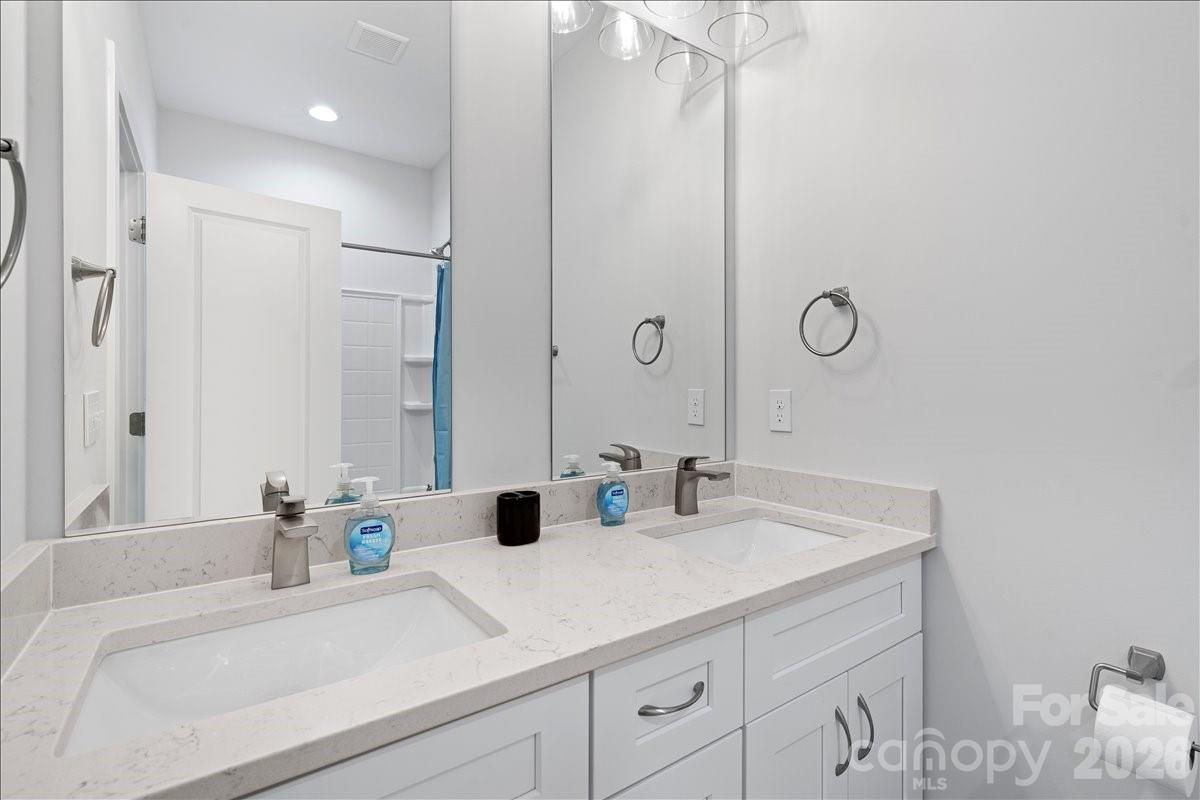 2041 S Pine Drive Property Photo 6