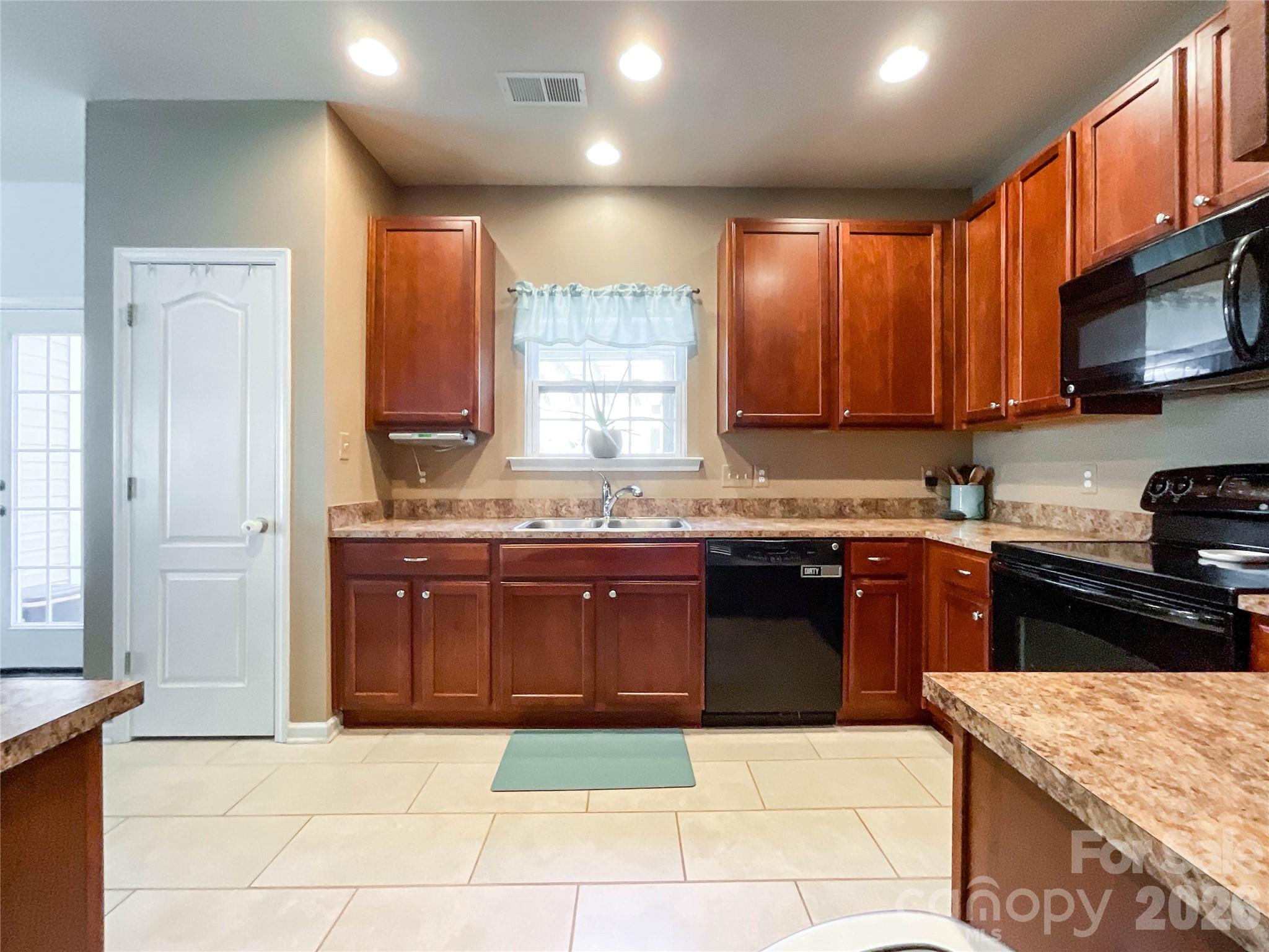 1033 Mountain Laurel Court Property Photo 12