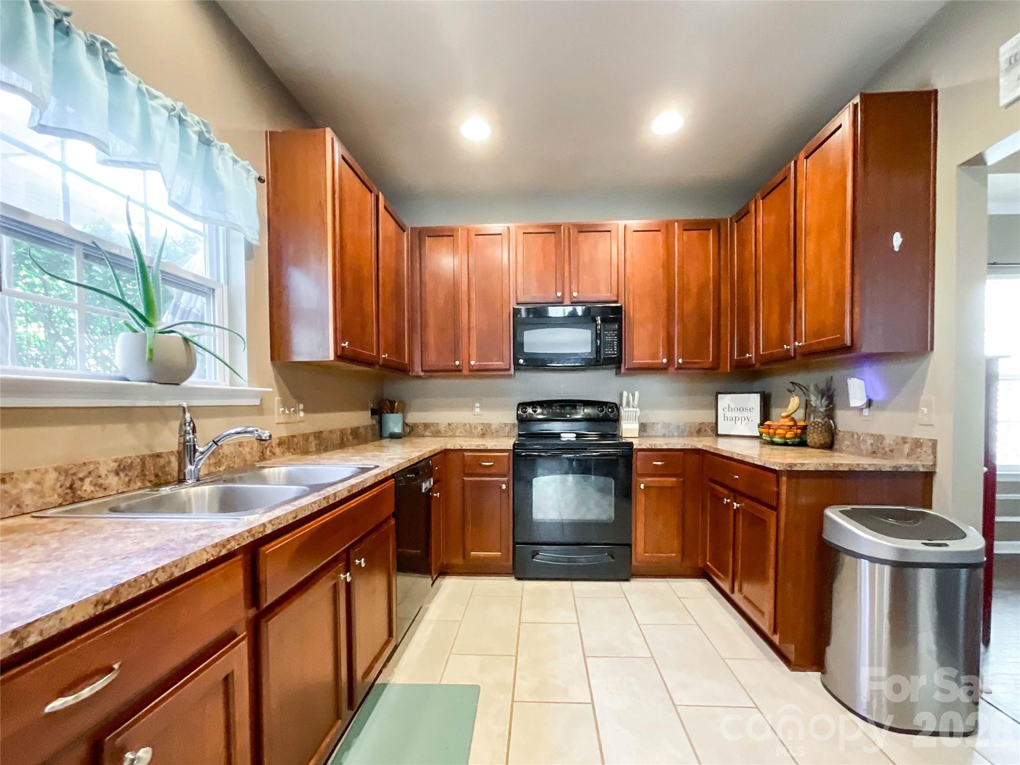 1033 Mountain Laurel Court Property Photo 13