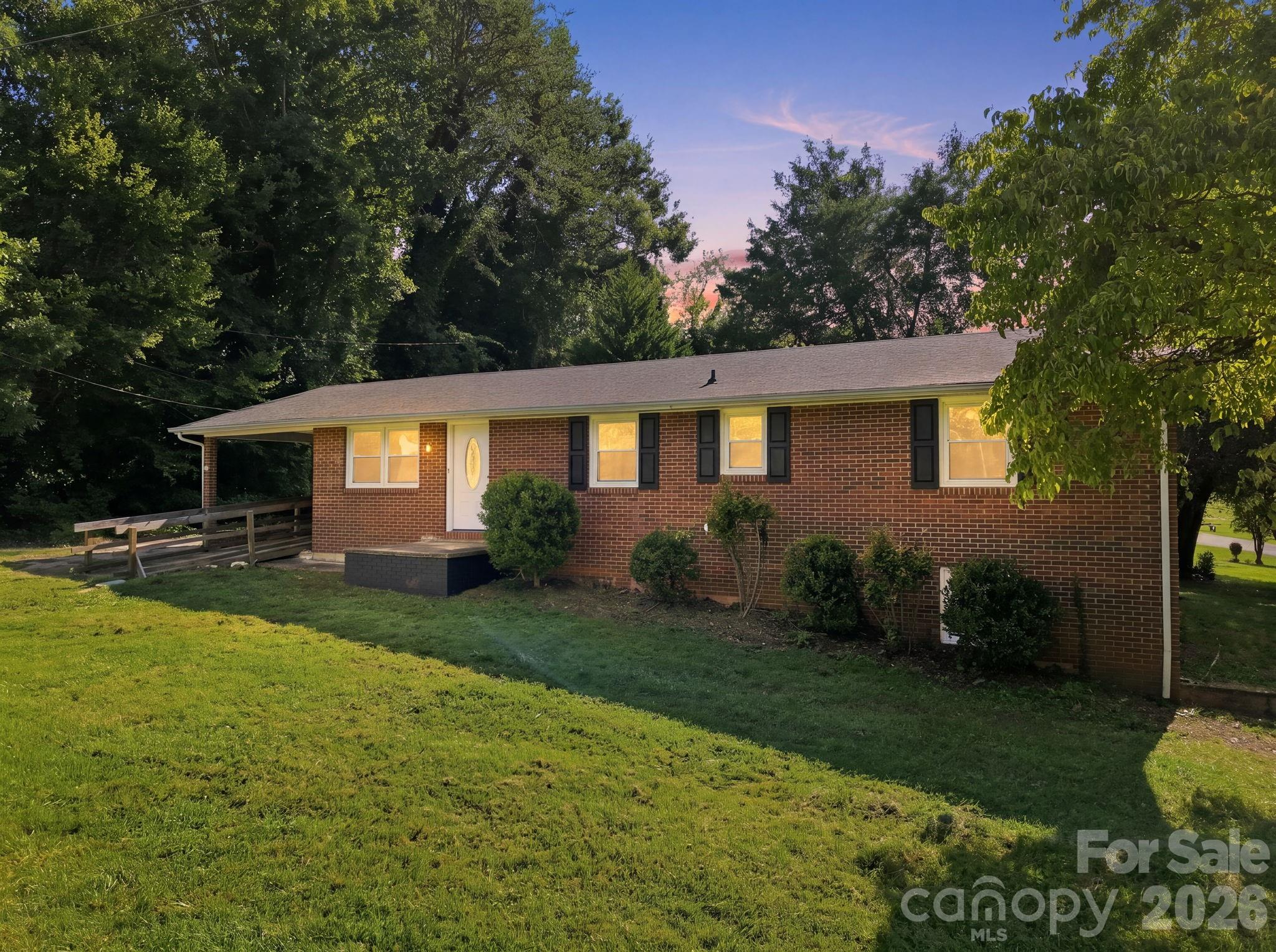 1021 S Caldwell Avenue Property Photo 2
