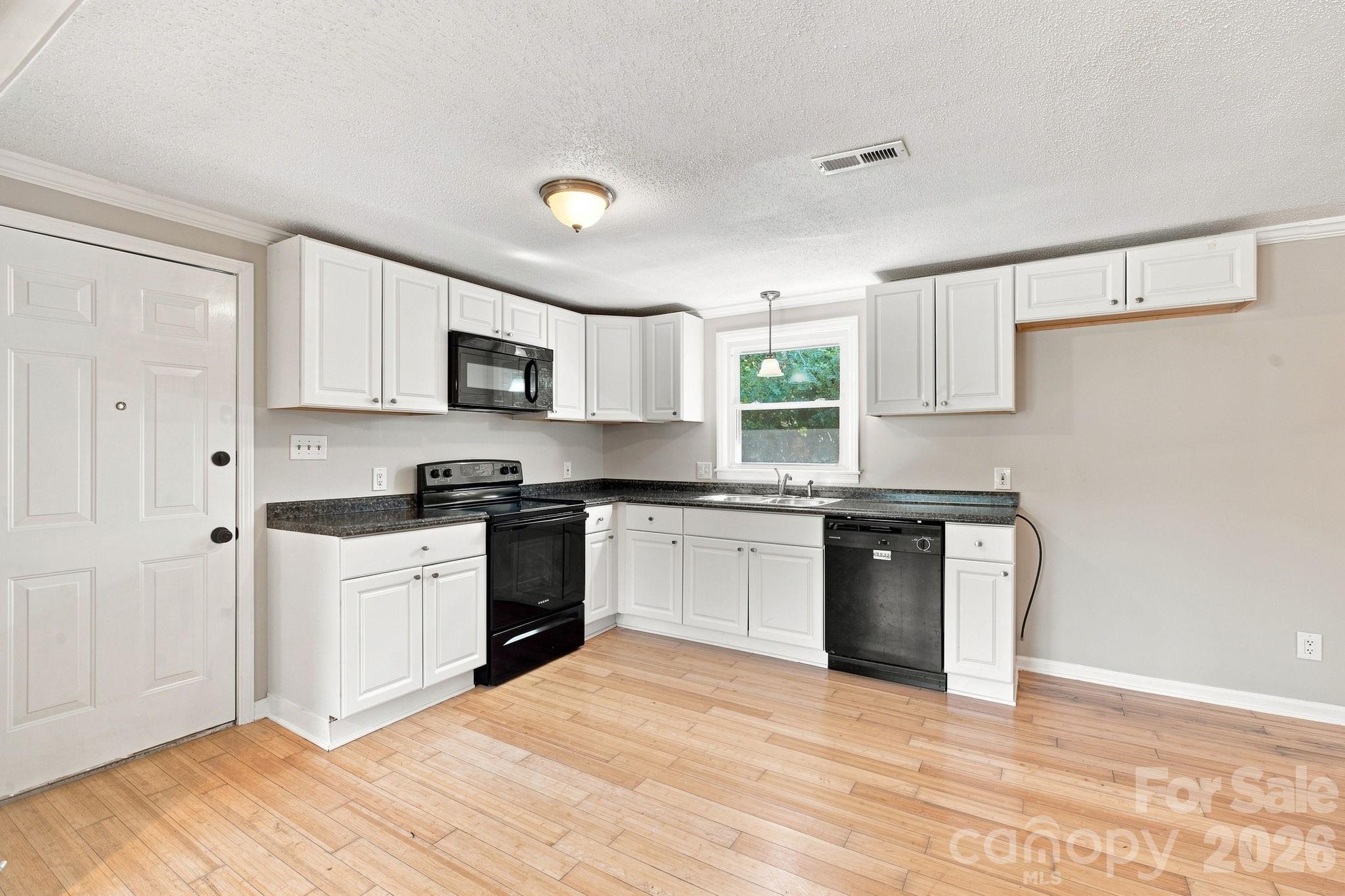 1021 S Caldwell Avenue Property Photo 3