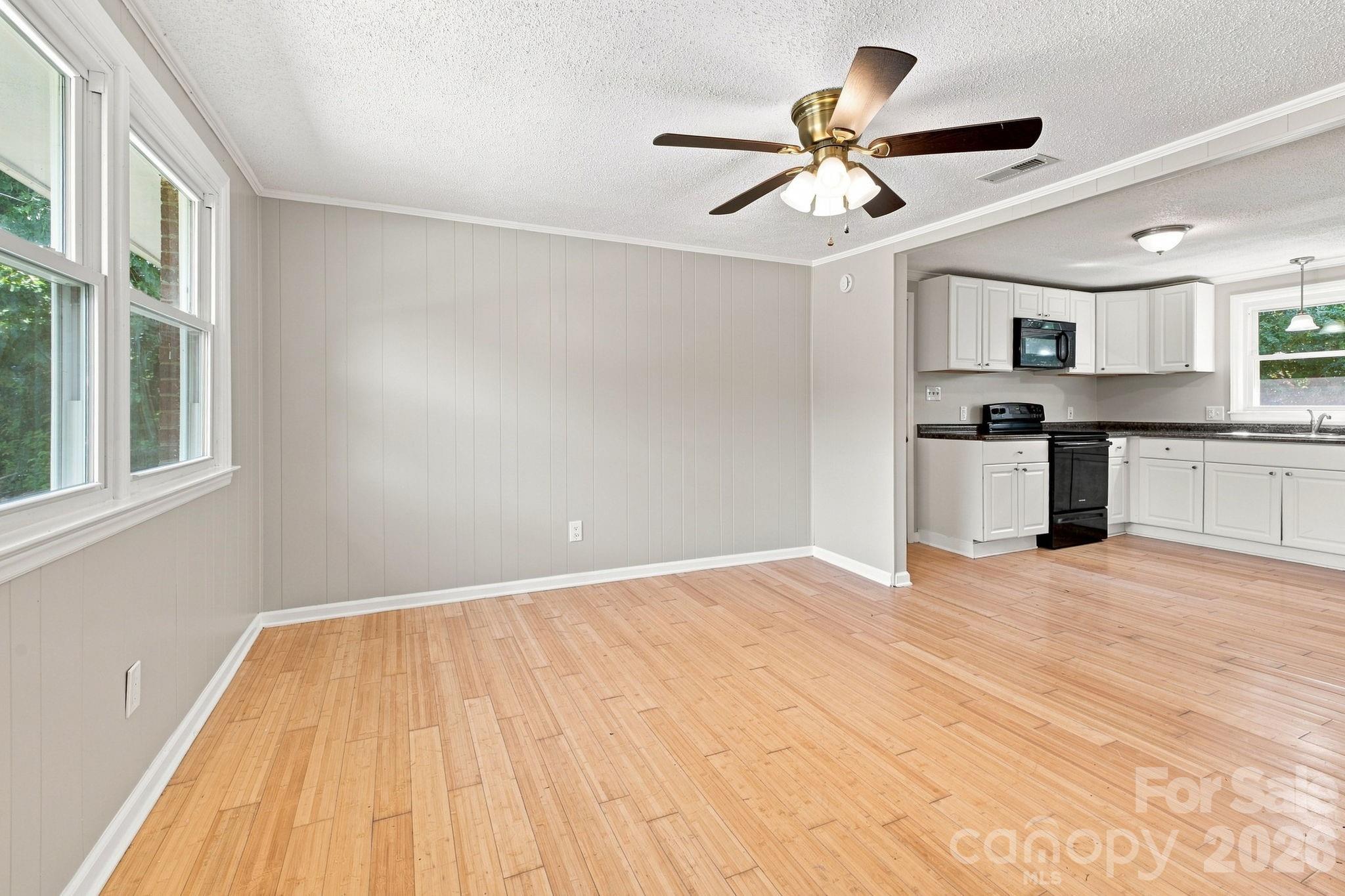 1021 S Caldwell Avenue Property Photo 6