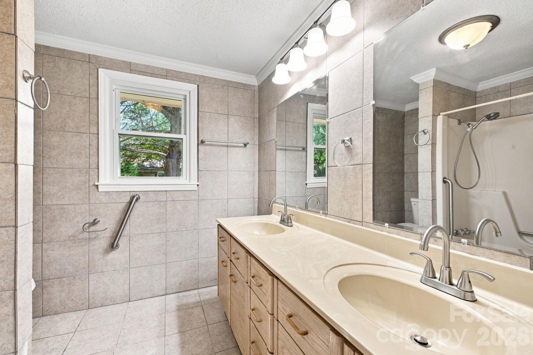 1021 S Caldwell Avenue Property Photo 23