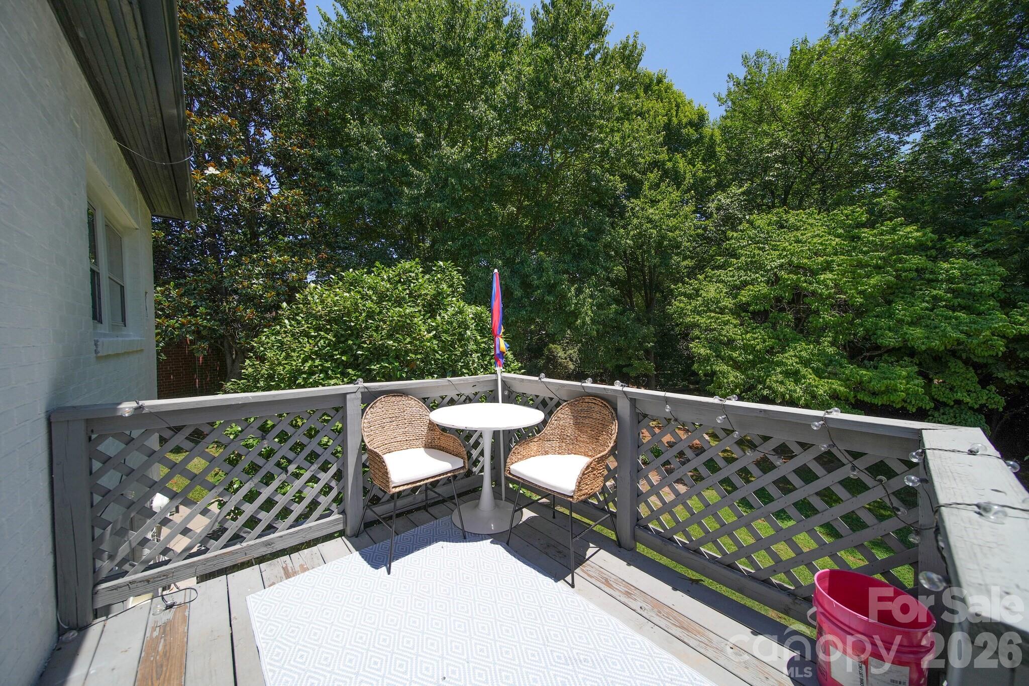 610 Hawthorne Lane Property Photo 14