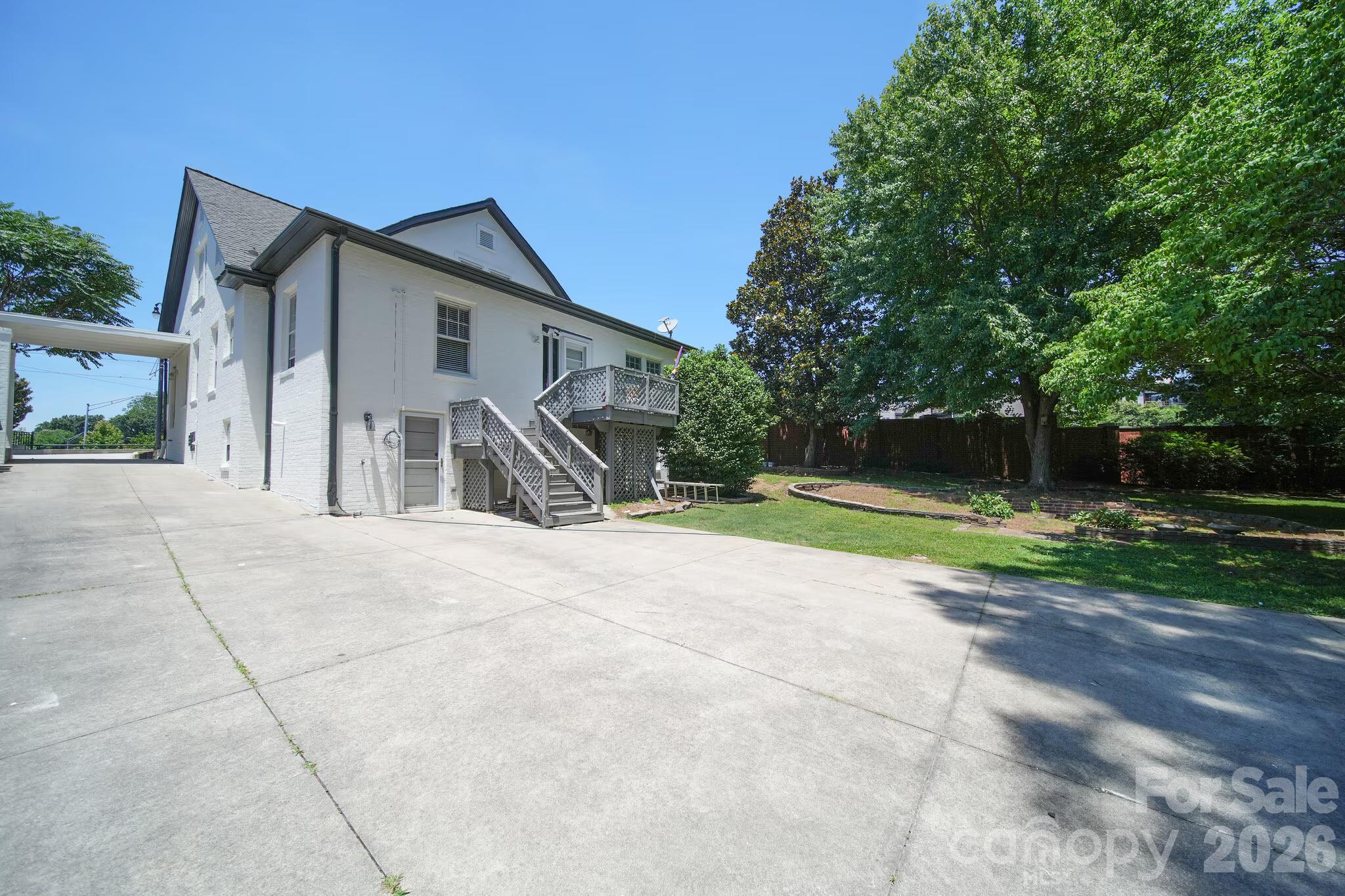 610 Hawthorne Lane Property Photo 15