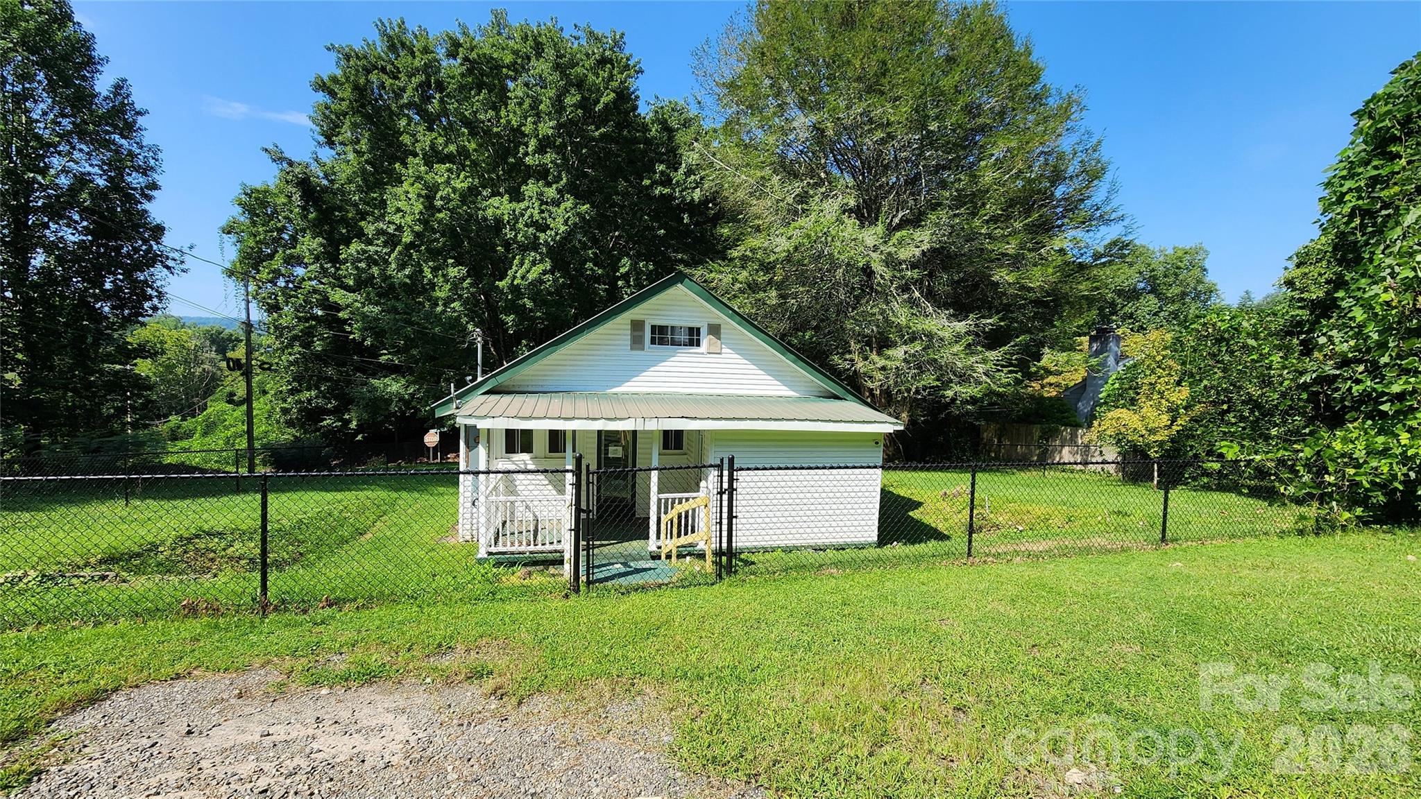 844 Connahetta Street Property Photo 5