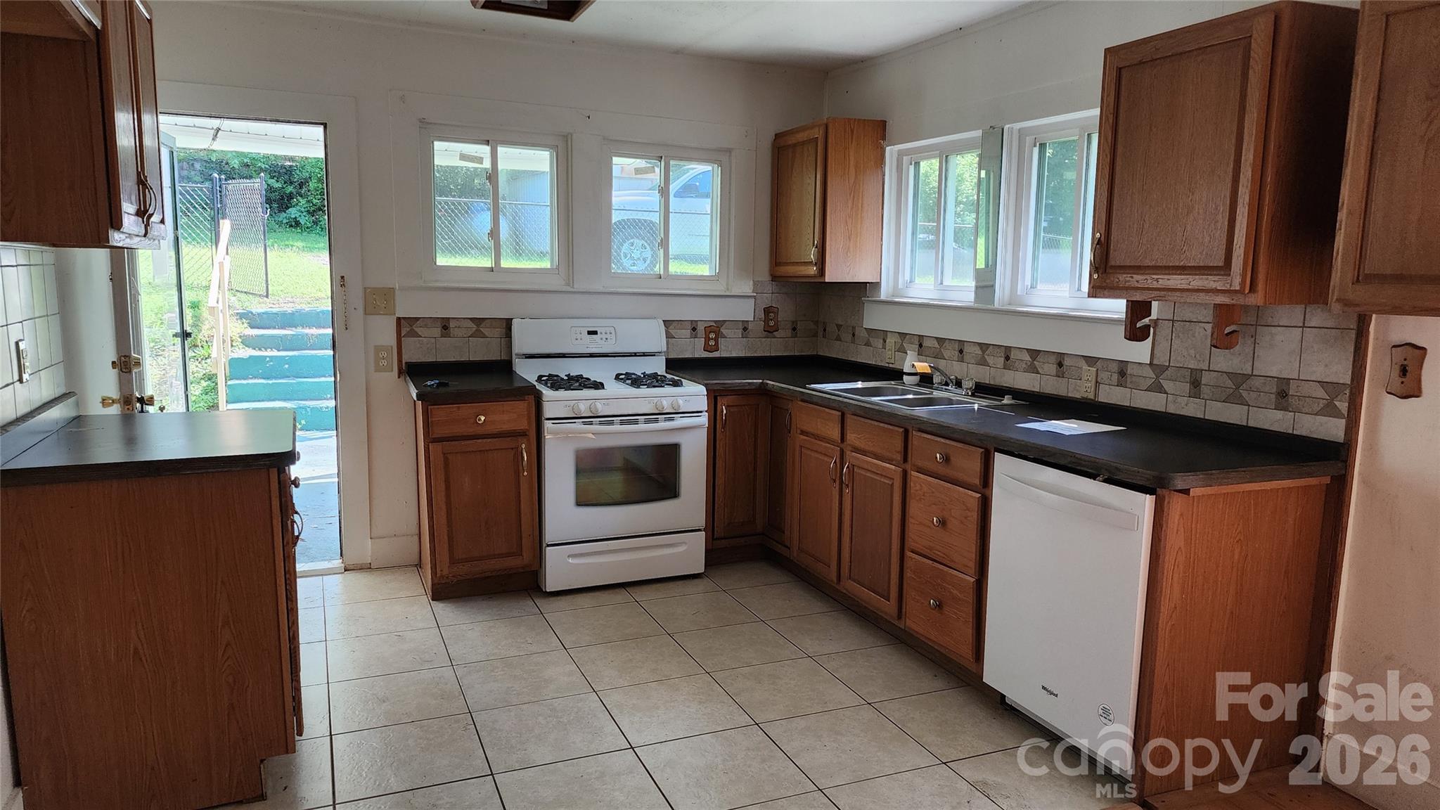 844 Connahetta Street Property Photo 7